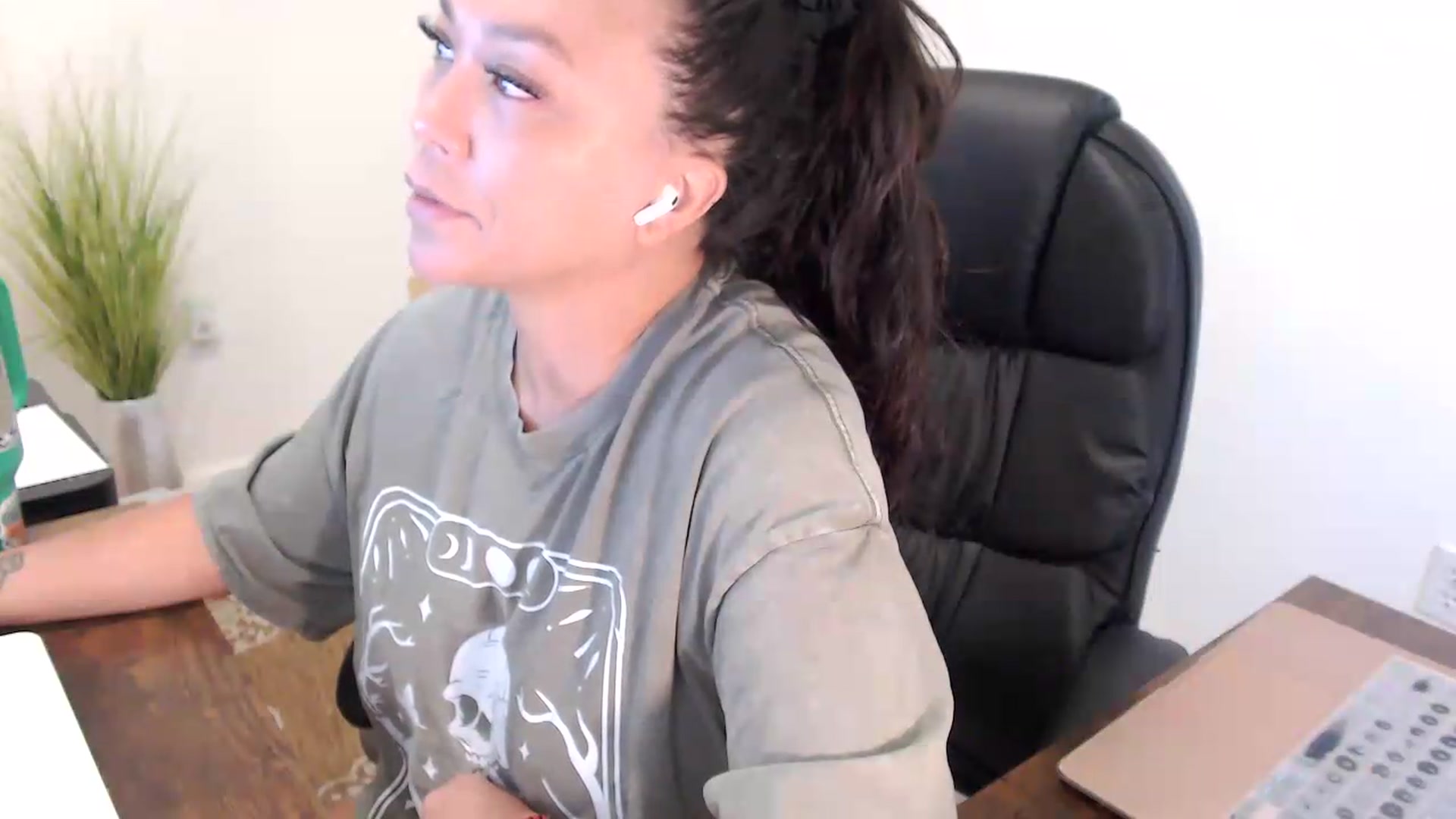 Gallery image thumbnail from MickaylaStar's myfreecams stream on, 07/16/2026, 15:48 image 9 of 20