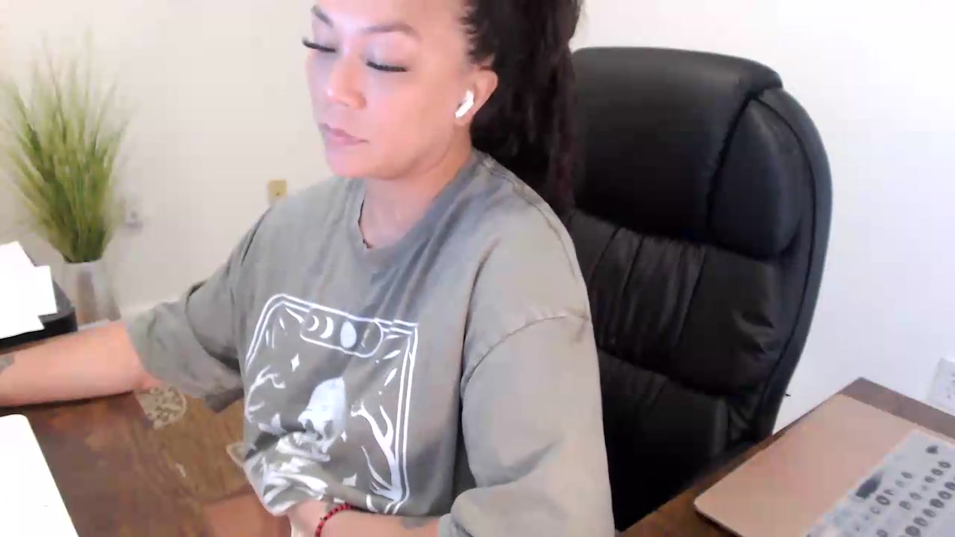 Gallery image thumbnail from MickaylaStar's myfreecams stream on, 07/16/2026, 15:48 image 15 of 20
