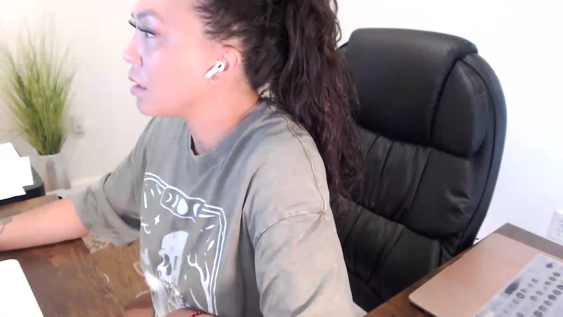 Gallery image thumbnail from MickaylaStar's myfreecams stream on, 07/16/2026, 16:14 image 2 of 20