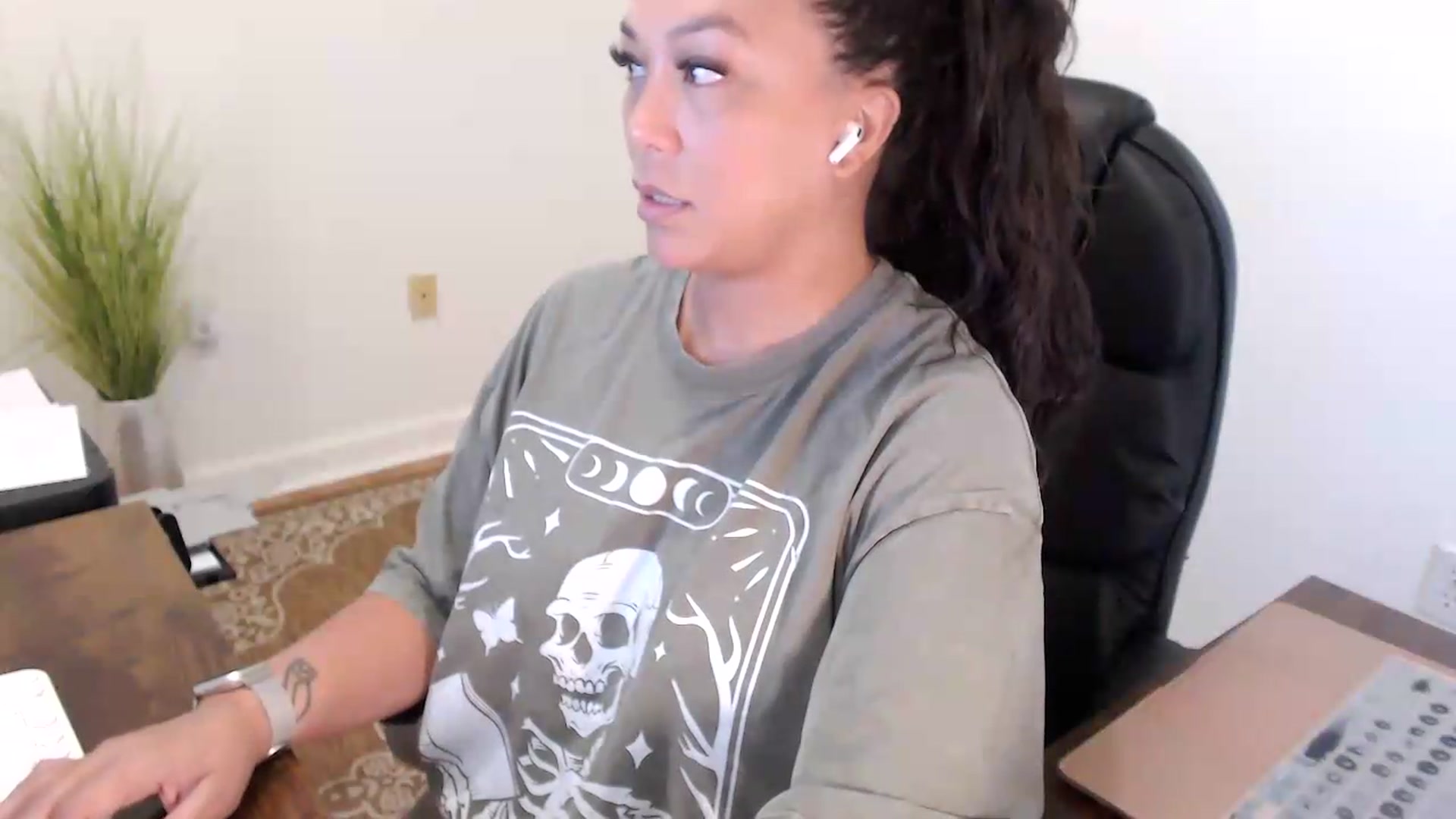 Gallery image thumbnail from MickaylaStar's myfreecams stream on, 07/16/2026, 16:14 image 6 of 20