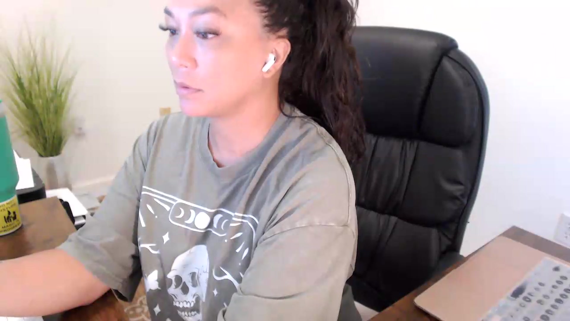 Gallery image thumbnail from MickaylaStar's myfreecams stream on, 07/16/2026, 16:14 image 13 of 20