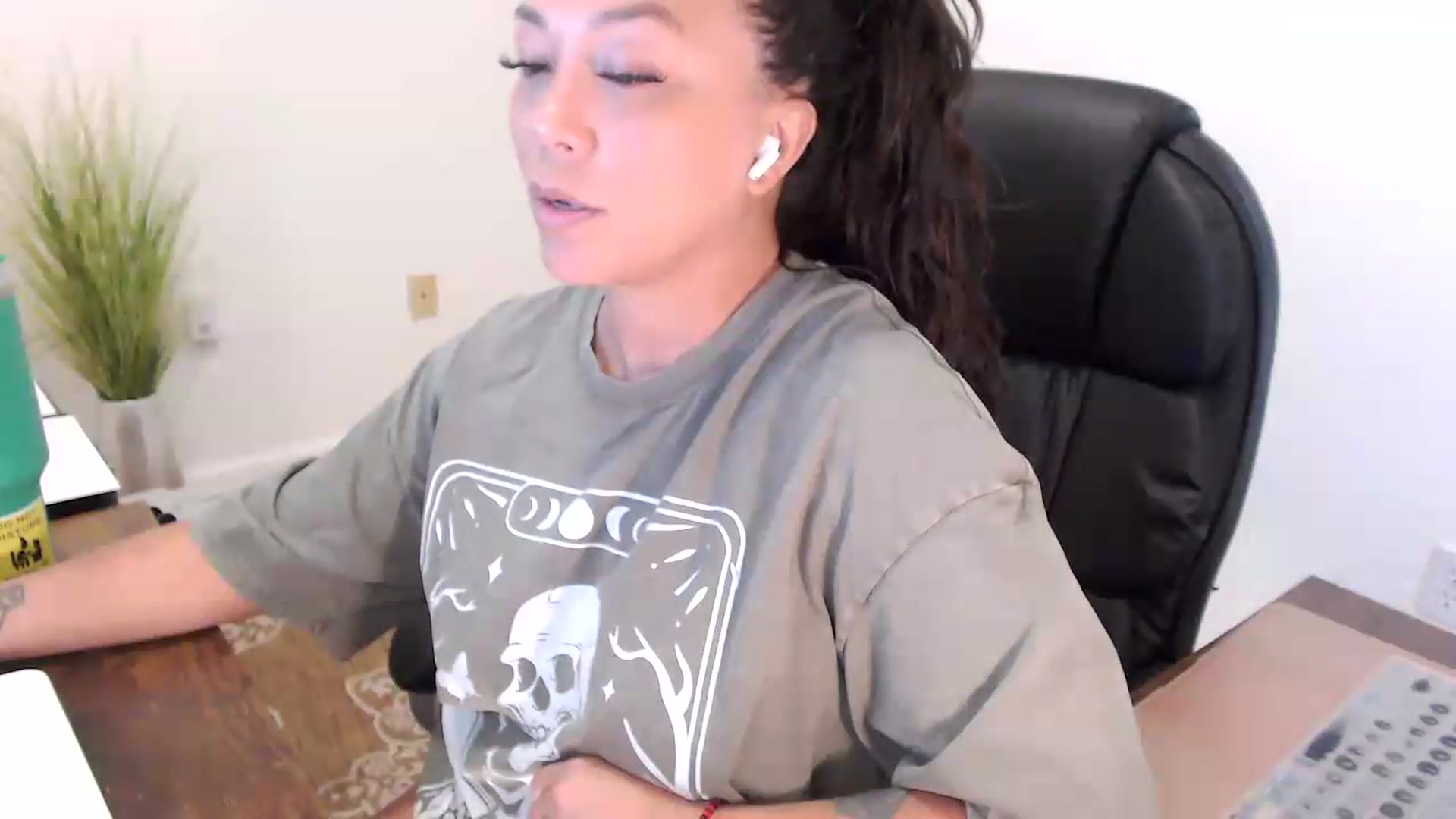 Gallery image thumbnail from MickaylaStar's myfreecams stream on, 07/16/2026, 16:14 image 17 of 20