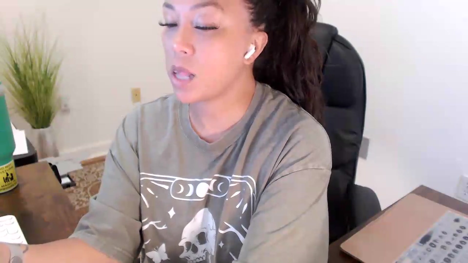 Gallery image thumbnail from MickaylaStar's myfreecams stream on, 07/16/2026, 16:14 image 9 of 20