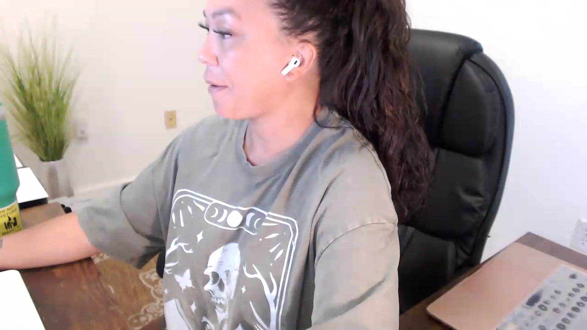 Gallery image thumbnail from MickaylaStar's myfreecams stream on, 07/16/2026, 16:14 image 15 of 20