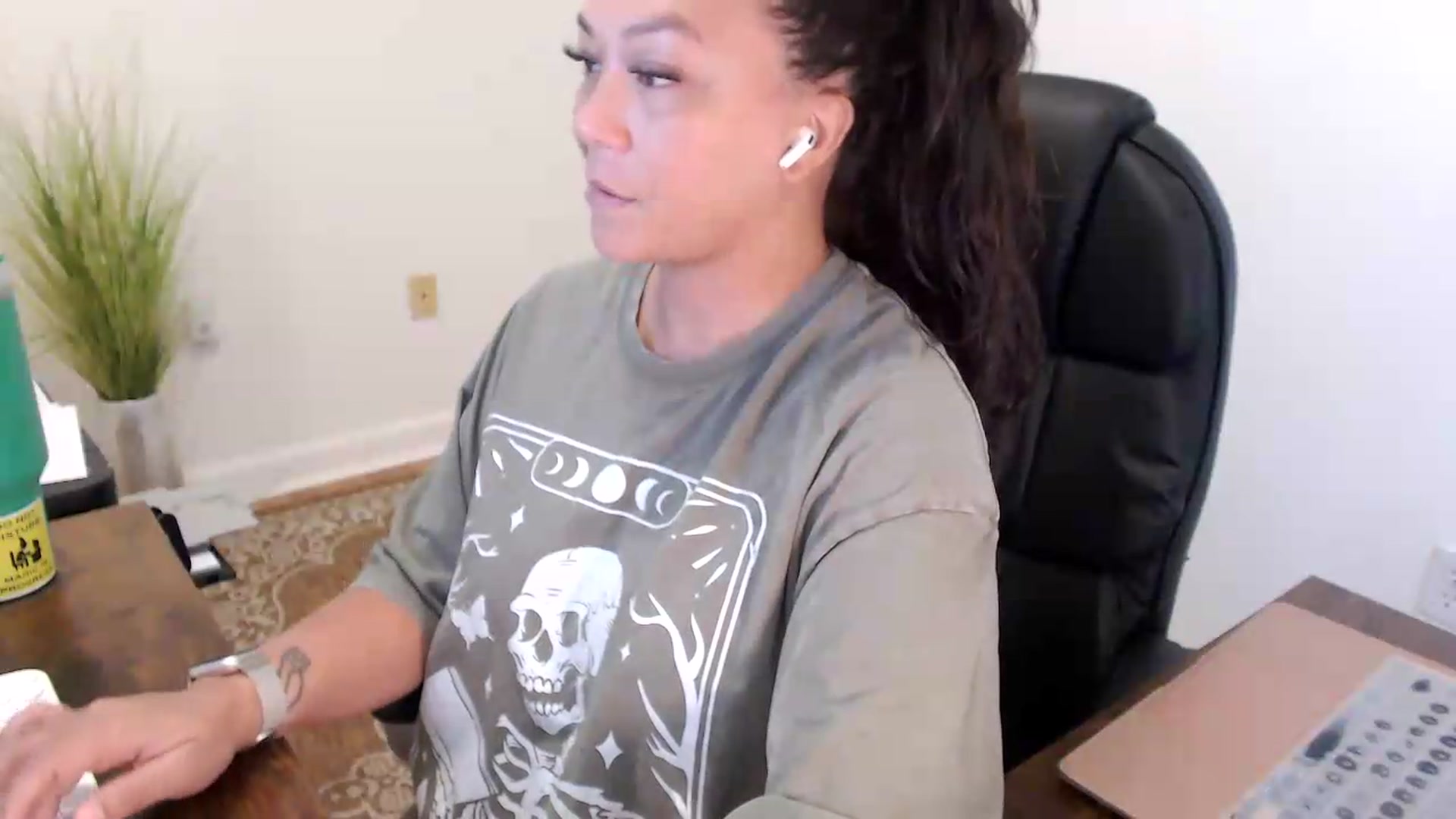 Gallery image thumbnail from MickaylaStar's myfreecams stream on, 07/16/2026, 16:14 image 8 of 20