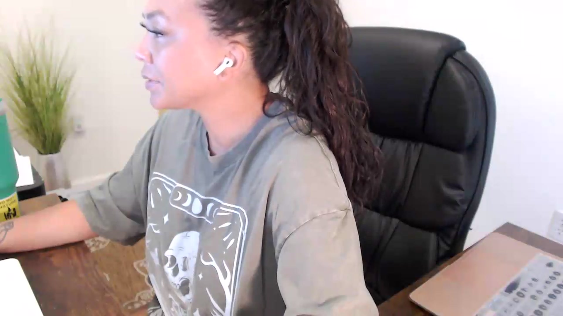 Gallery image thumbnail from MickaylaStar's myfreecams stream on, 07/16/2026, 16:14 image 12 of 20