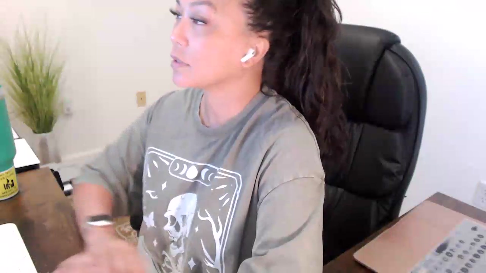 Gallery image thumbnail from MickaylaStar's myfreecams stream on, 07/16/2026, 16:14 image 14 of 20