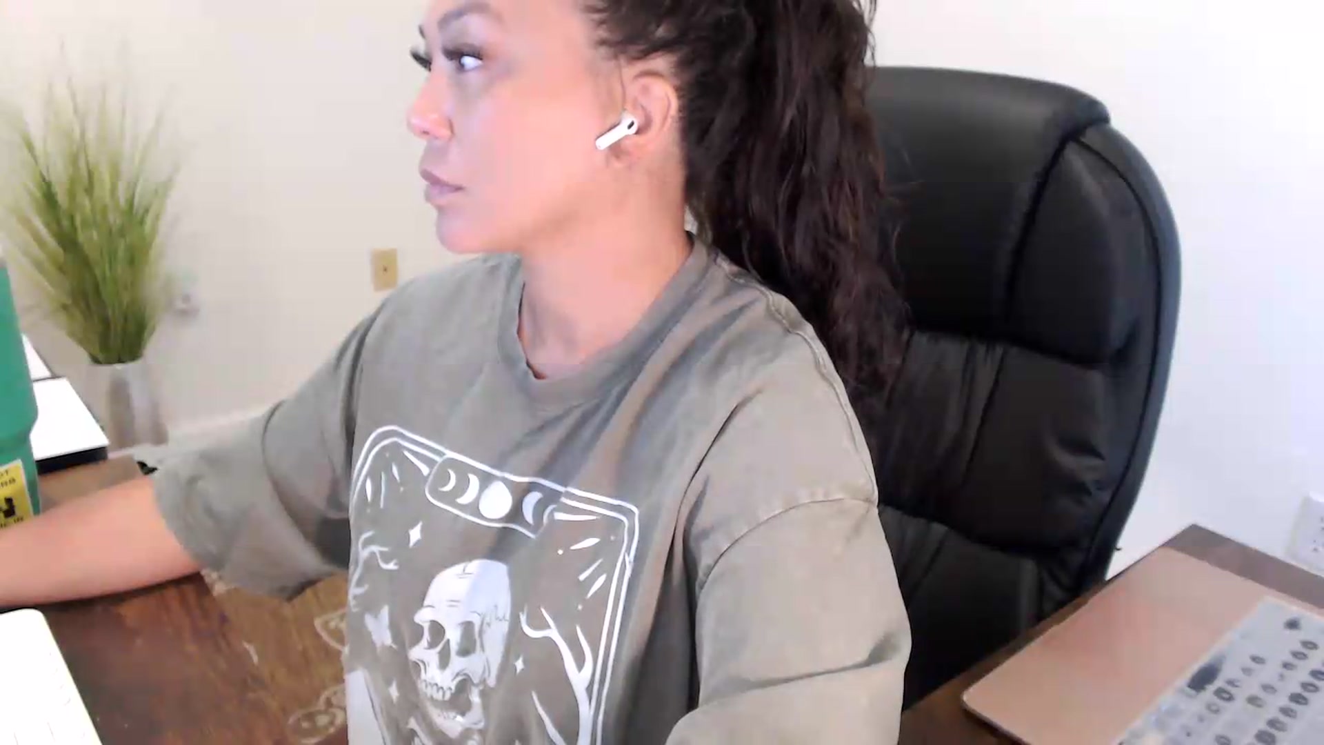Gallery image thumbnail from MickaylaStar's myfreecams stream on, 07/16/2026, 17:04 image 8 of 20