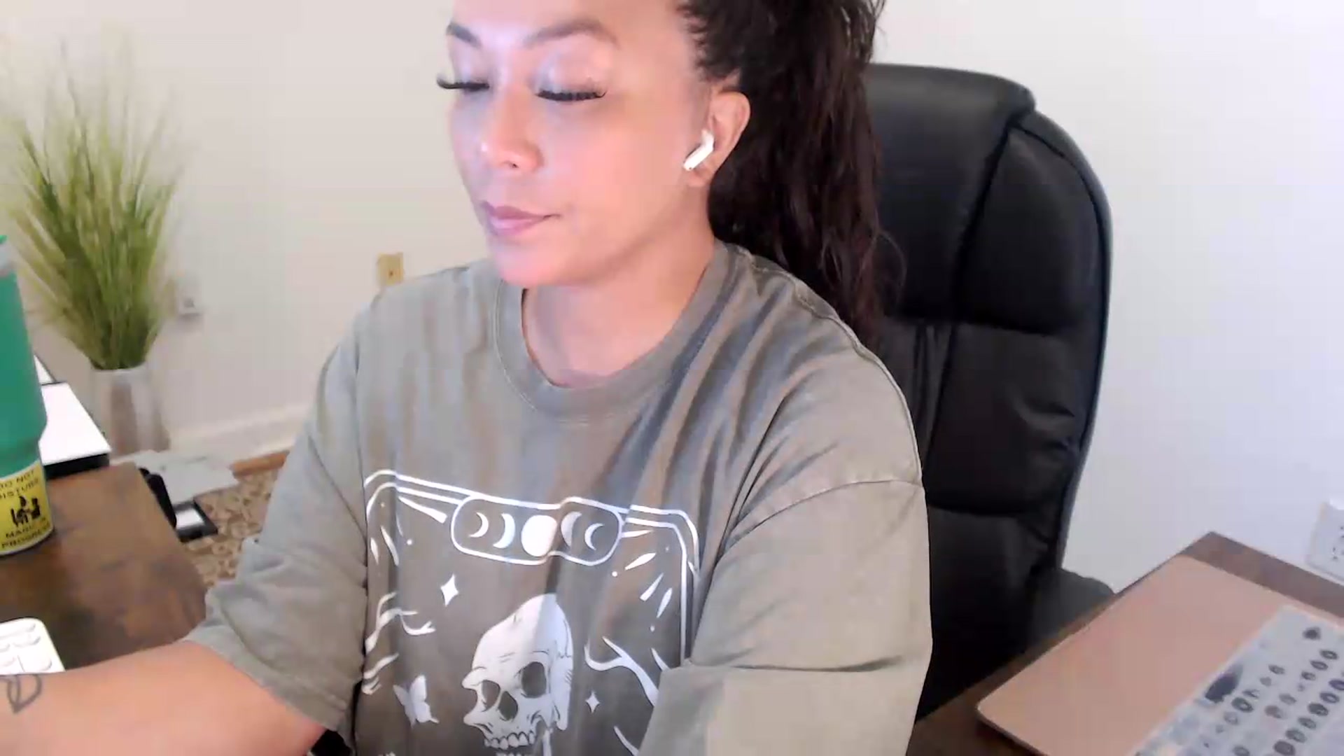 Gallery image thumbnail from MickaylaStar's myfreecams stream on, 07/16/2026, 17:04 image 5 of 20