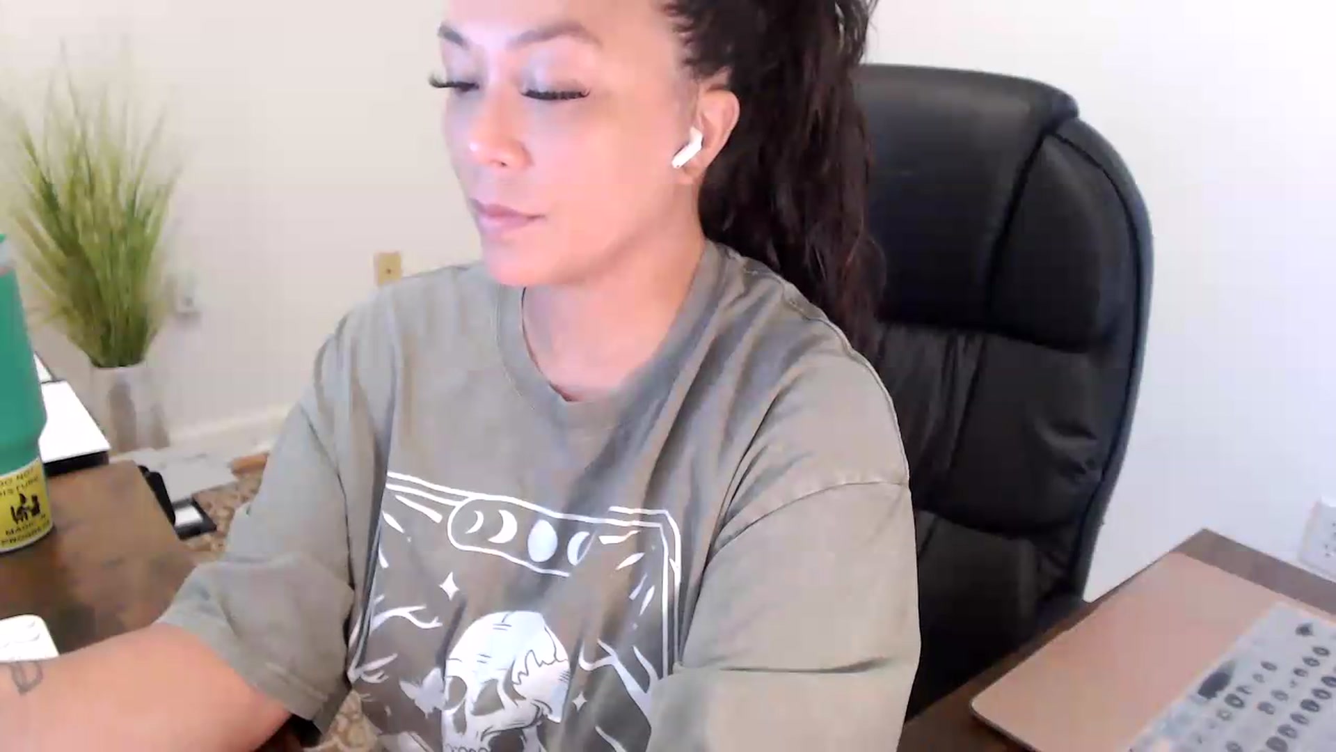 Gallery image thumbnail from MickaylaStar's myfreecams stream on, 07/16/2026, 17:04 image 6 of 20