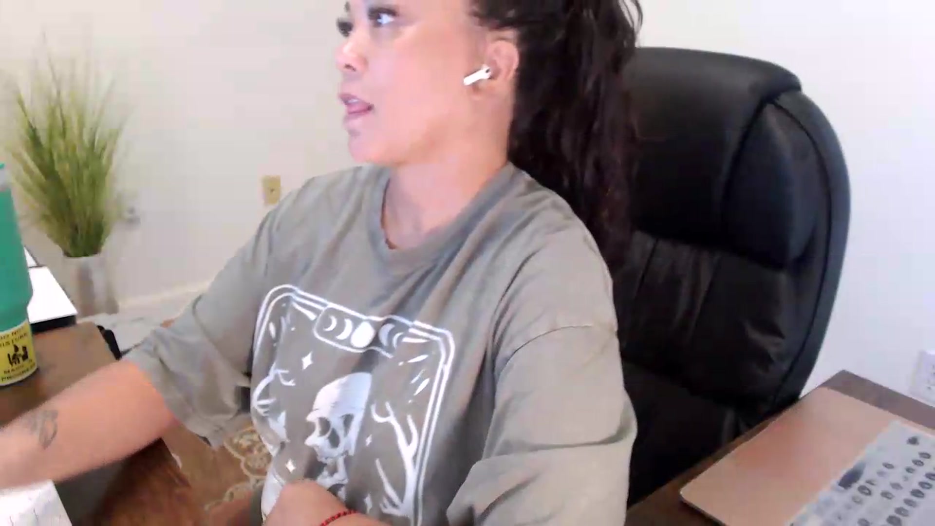 Gallery image thumbnail from MickaylaStar's myfreecams stream on, 07/16/2026, 17:04 image 3 of 20