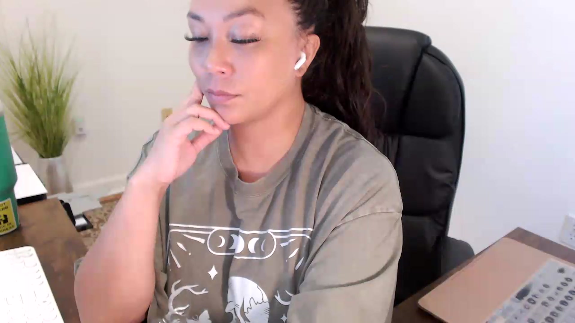 Gallery image thumbnail from MickaylaStar's myfreecams stream on, 07/16/2026, 17:04 image 18 of 20