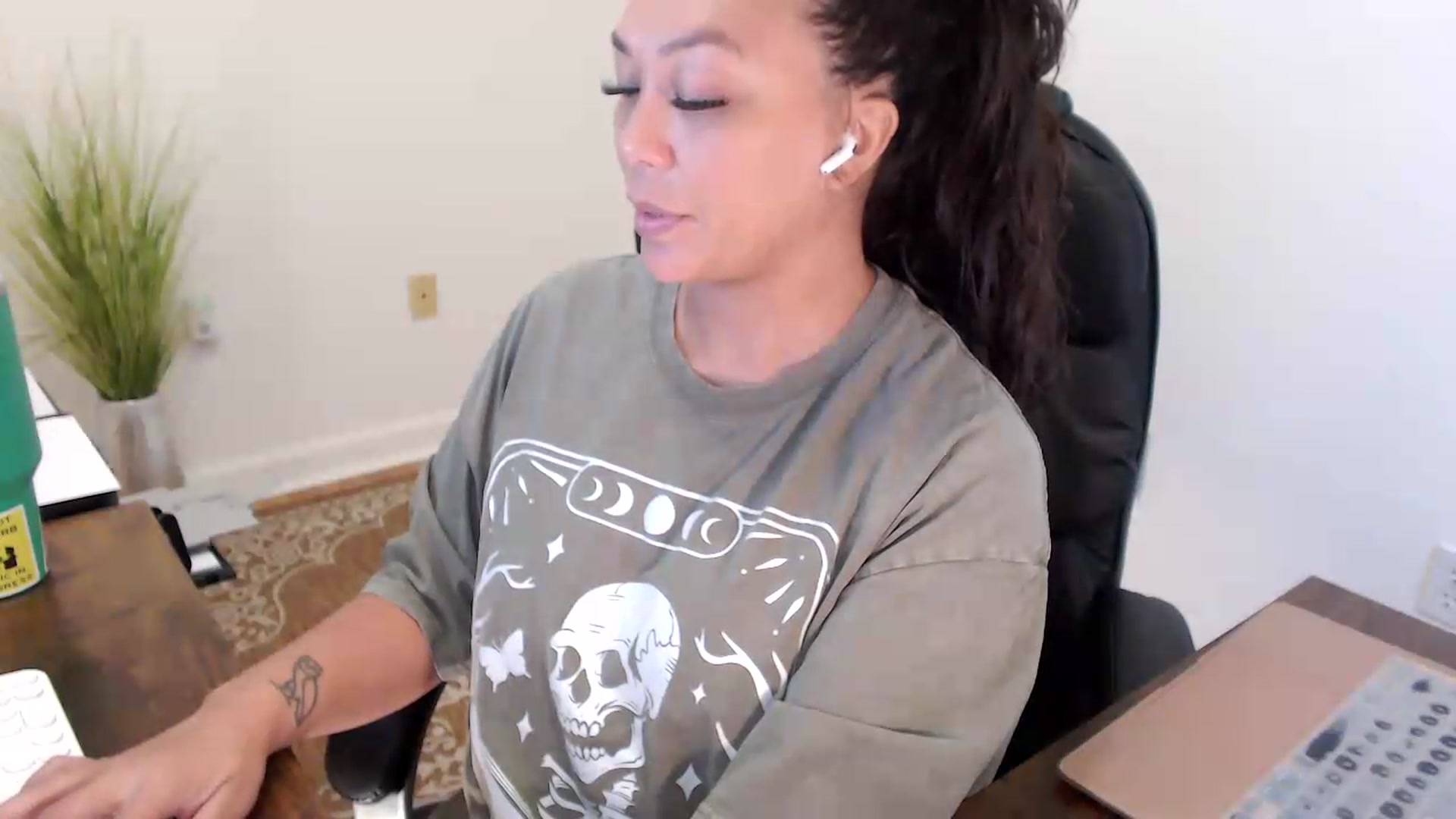 Gallery image thumbnail from MickaylaStar's myfreecams stream on, 07/16/2026, 17:04 image 9 of 20
