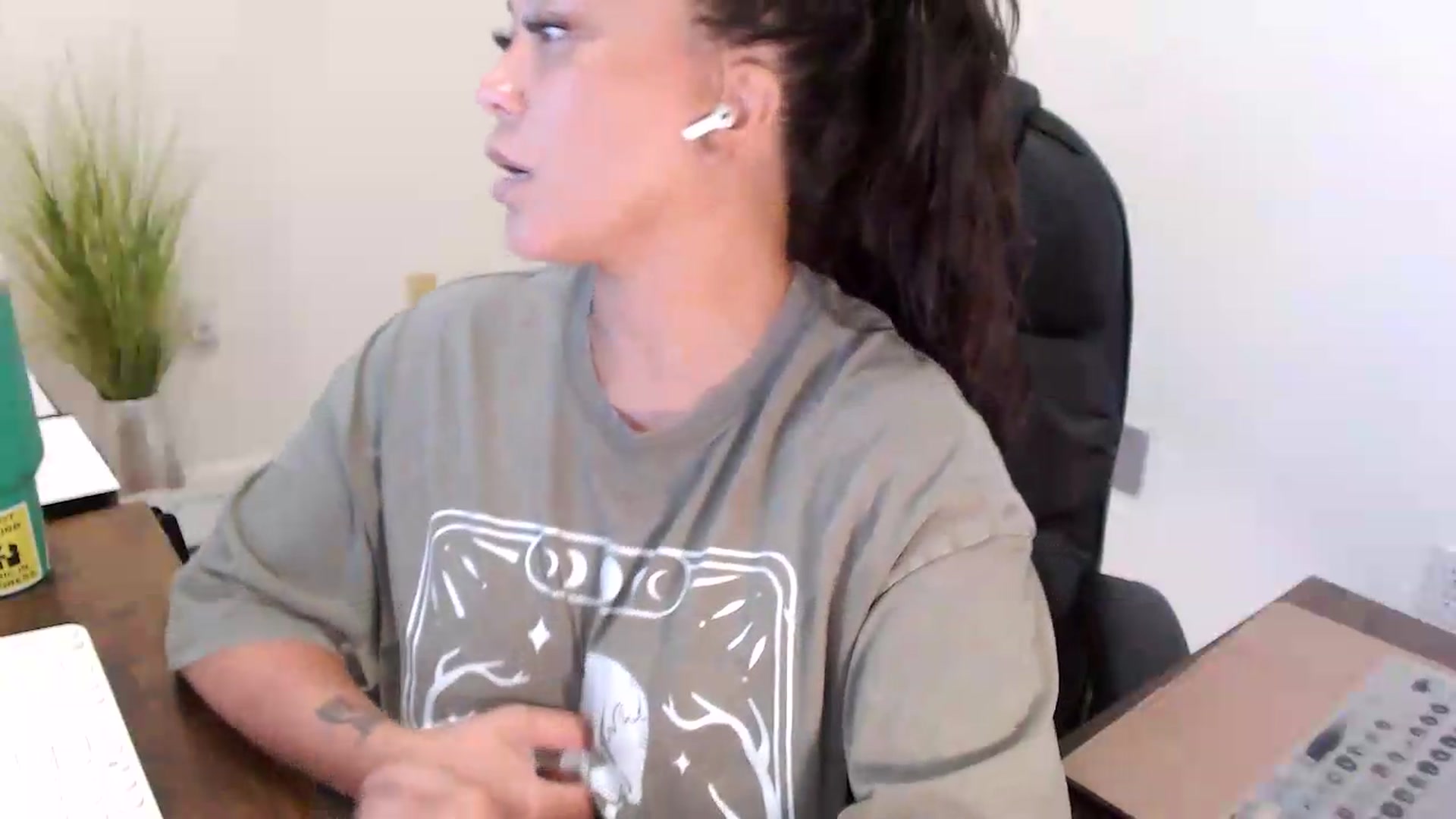 Gallery image thumbnail from MickaylaStar's myfreecams stream on, 07/16/2026, 17:04 image 16 of 20