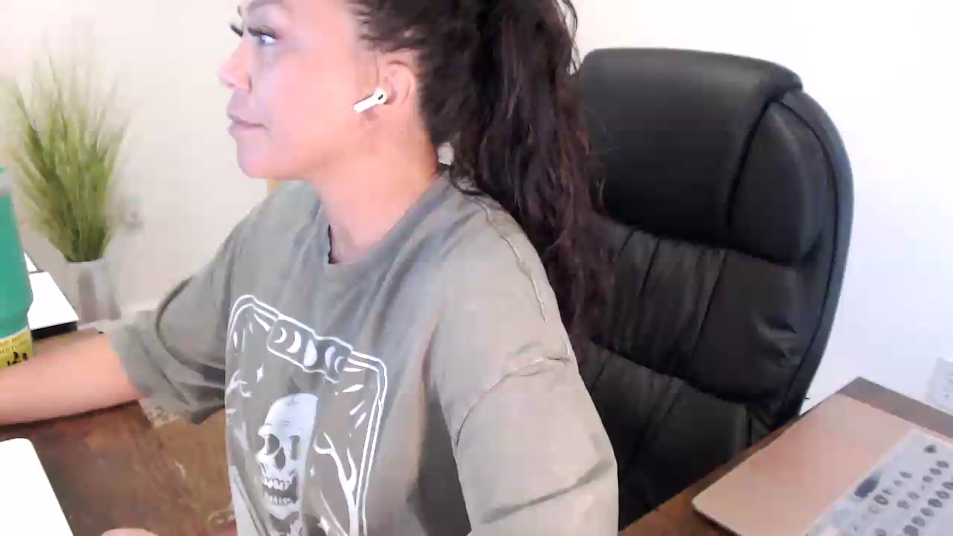 Gallery image thumbnail from MickaylaStar's myfreecams stream on, 07/16/2026, 17:04 image 1 of 20
