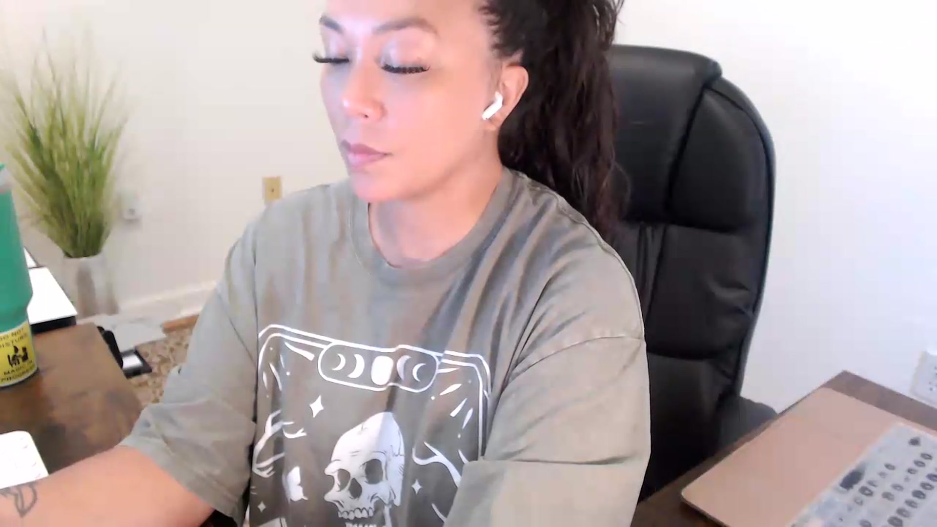 Gallery image thumbnail from MickaylaStar's myfreecams stream on, 07/16/2026, 17:04 image 4 of 20
