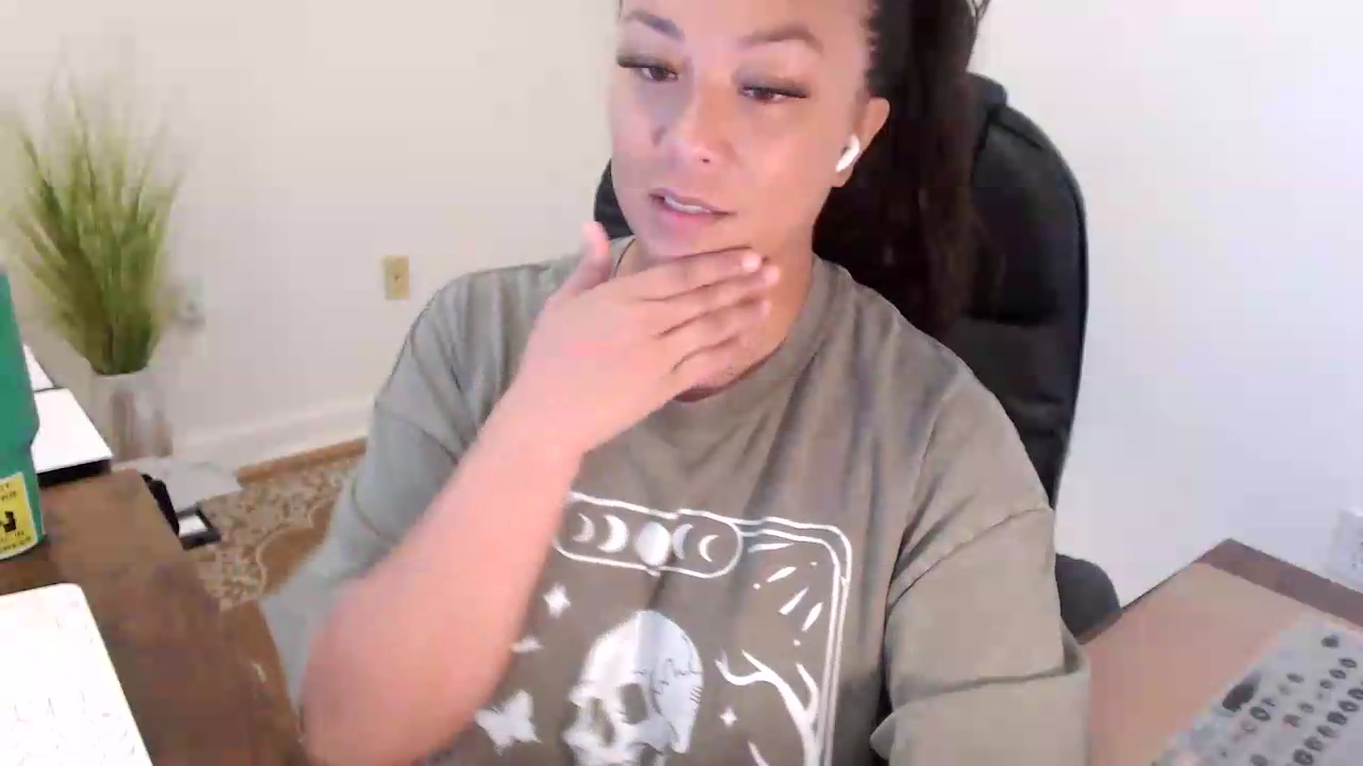 Gallery image thumbnail from MickaylaStar's myfreecams stream on, 07/16/2026, 17:04 image 11 of 20