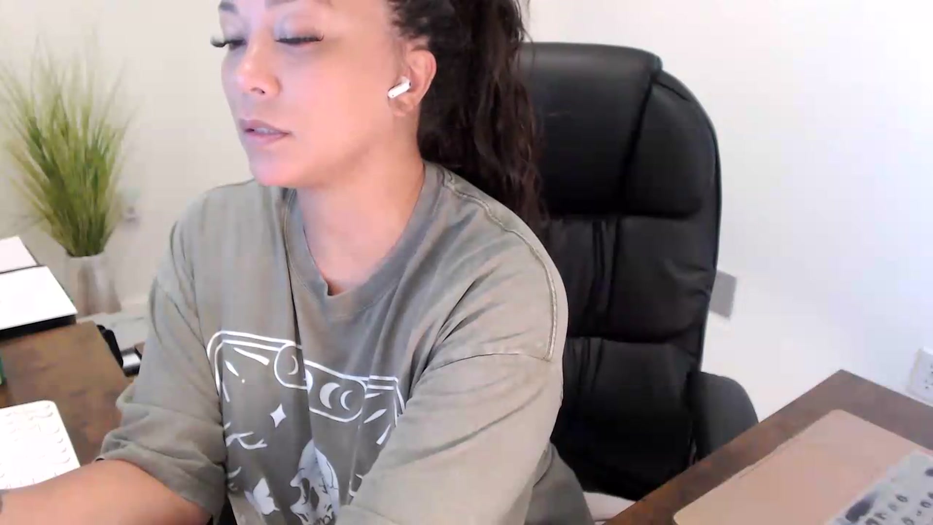 Gallery image thumbnail from MickaylaStar's myfreecams stream on, 07/16/2026, 18:08 image 4 of 20