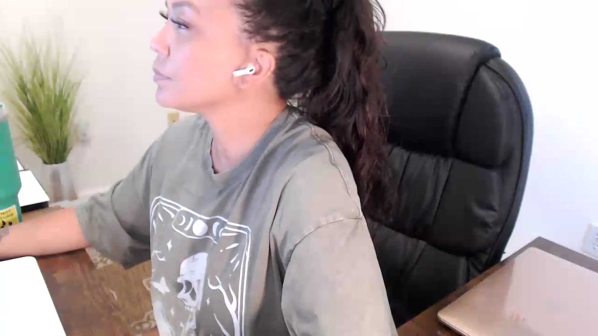 Gallery image thumbnail from MickaylaStar's myfreecams stream on, 07/16/2026, 18:08 image 9 of 20