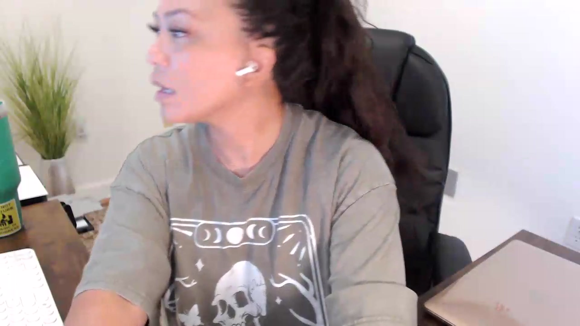 Gallery image thumbnail from MickaylaStar's myfreecams stream on, 07/16/2026, 18:08 image 11 of 20