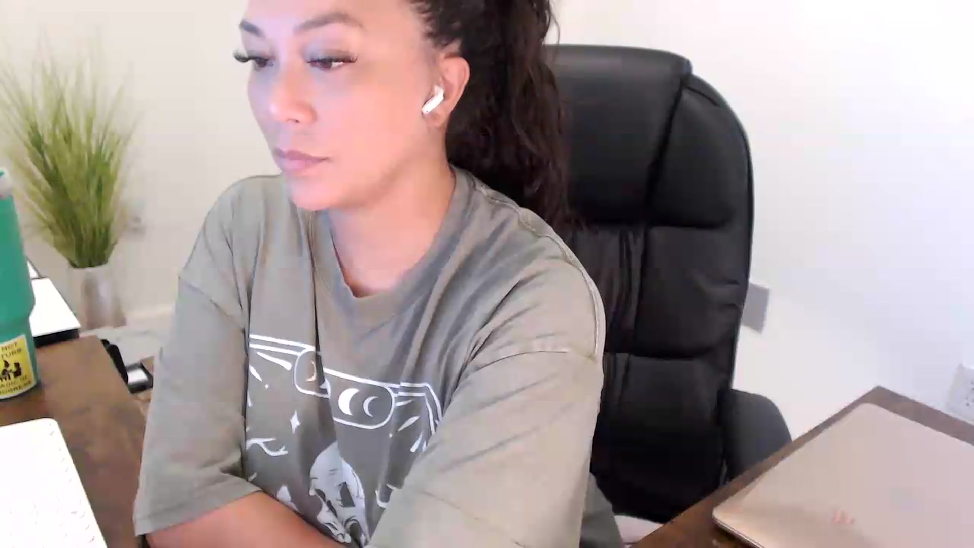 Gallery image thumbnail from MickaylaStar's myfreecams stream on, 07/16/2026, 18:08 image 13 of 20