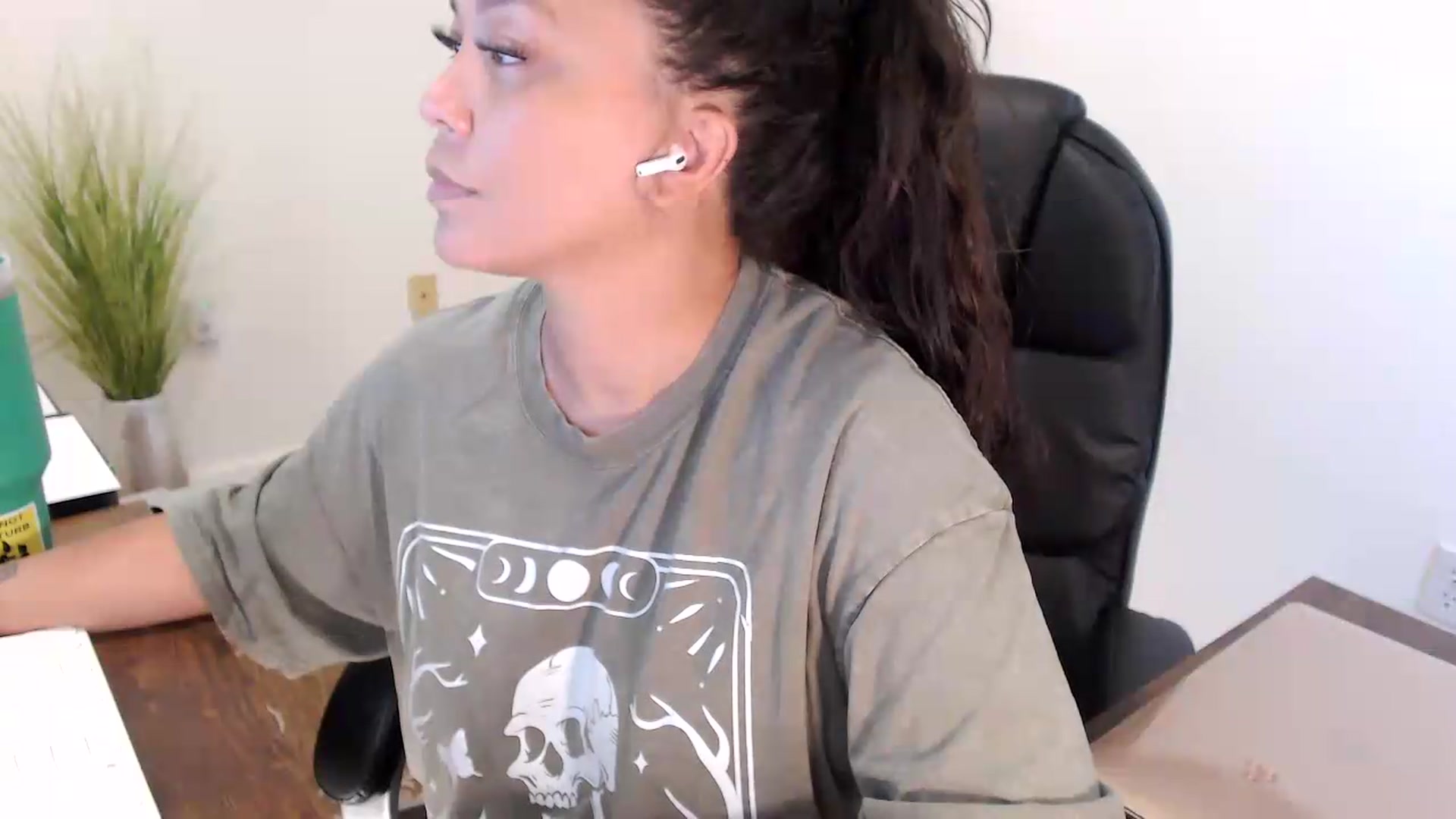 Gallery image thumbnail from MickaylaStar's myfreecams stream on, 07/16/2026, 18:08 image 8 of 20