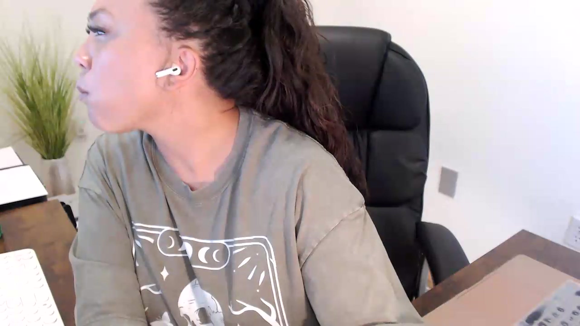 Gallery image thumbnail from MickaylaStar's myfreecams stream on, 07/16/2026, 18:08 image 5 of 20