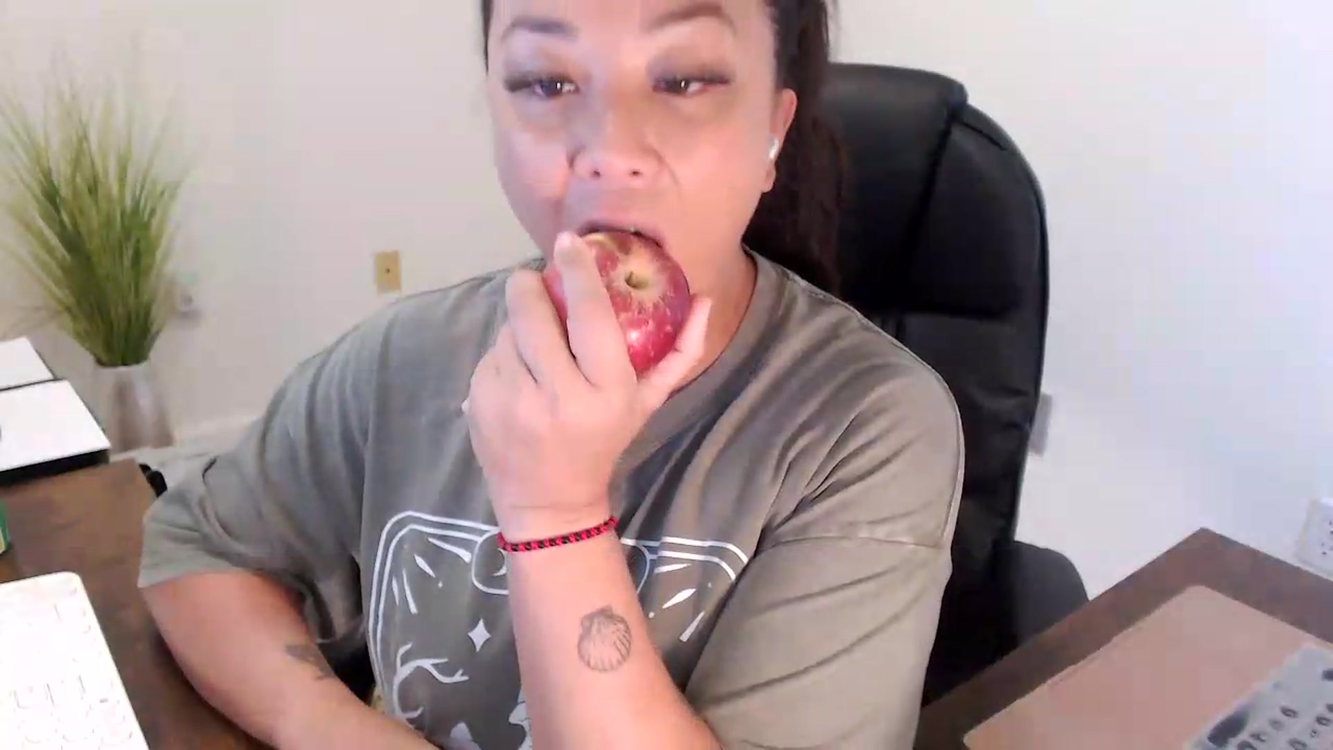 Gallery image thumbnail from MickaylaStar's myfreecams stream on, 07/16/2026, 18:08 image 3 of 20