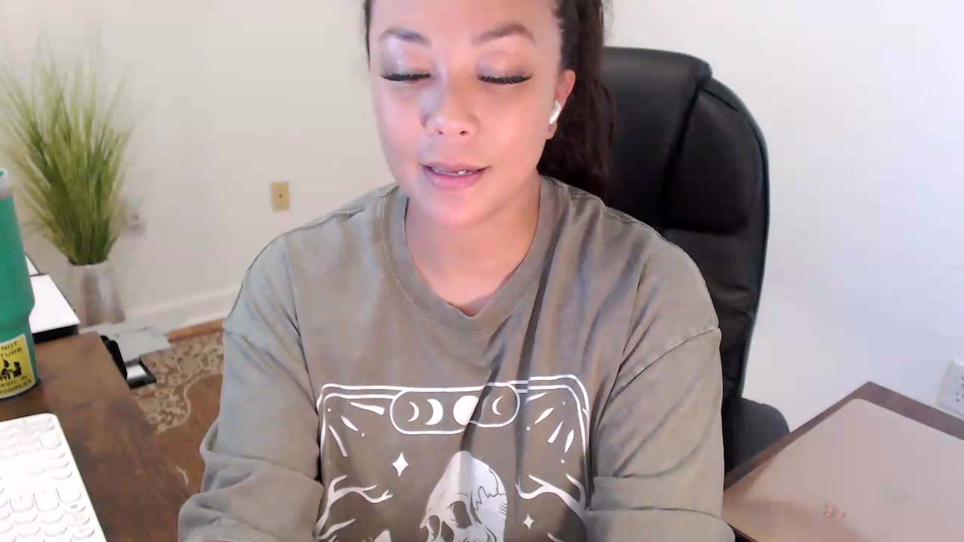 Gallery image thumbnail from MickaylaStar's myfreecams stream on, 07/16/2026, 18:08 image 7 of 20