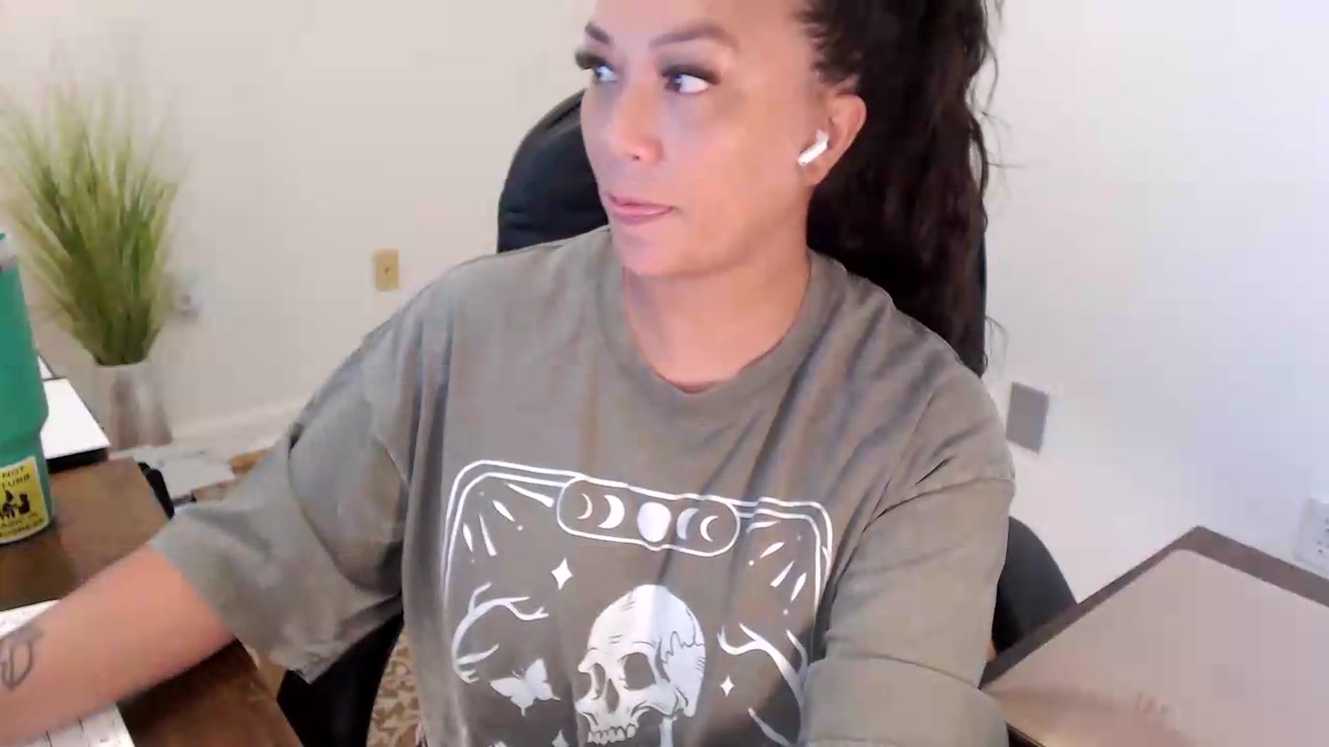 Gallery image thumbnail from MickaylaStar's myfreecams stream on, 07/16/2026, 18:08 image 16 of 20