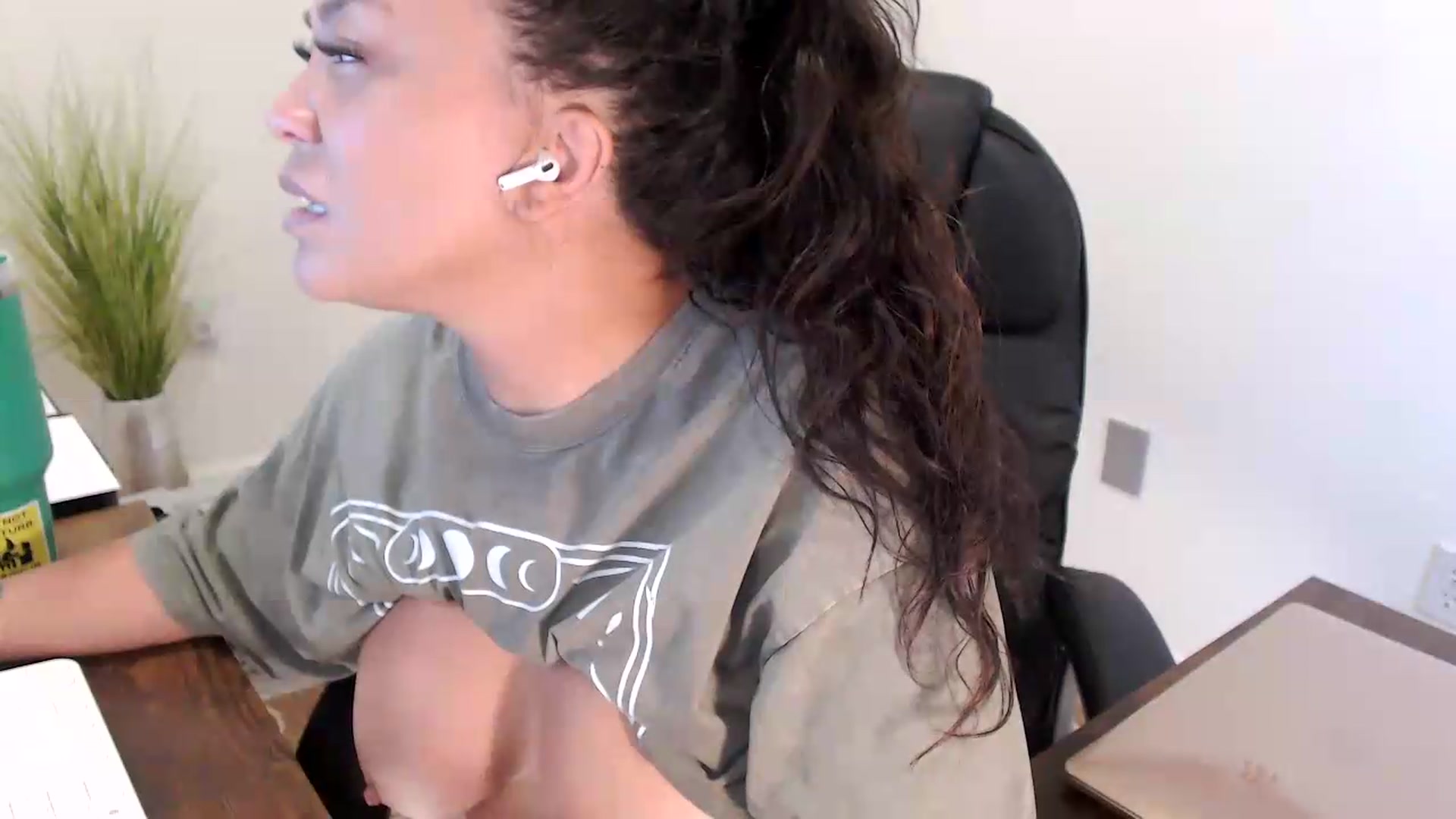 Gallery image thumbnail from MickaylaStar's myfreecams stream on, 07/16/2026, 18:08 image 18 of 20