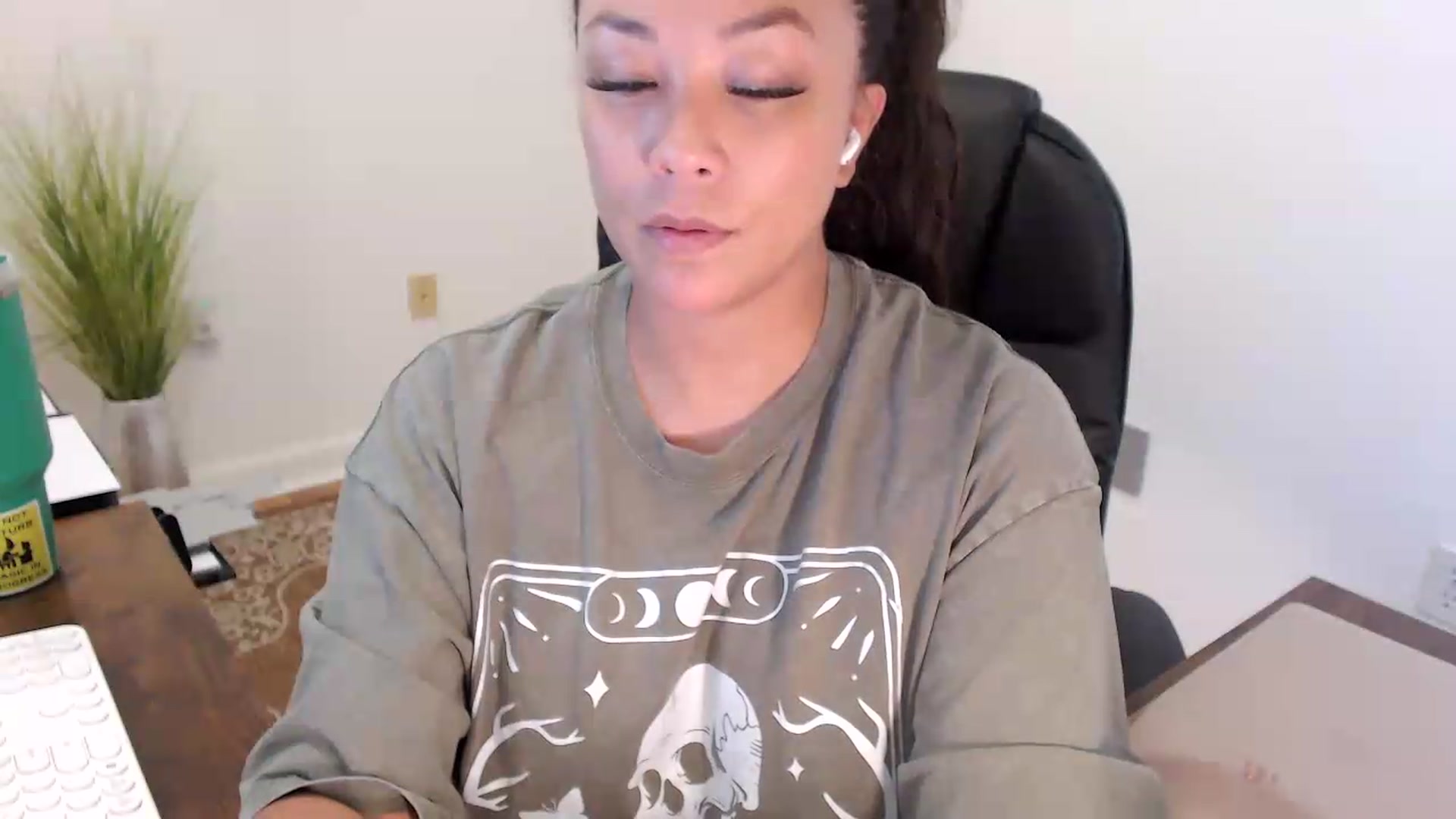 Gallery image thumbnail from MickaylaStar's myfreecams stream on, 07/16/2026, 18:08 image 14 of 20