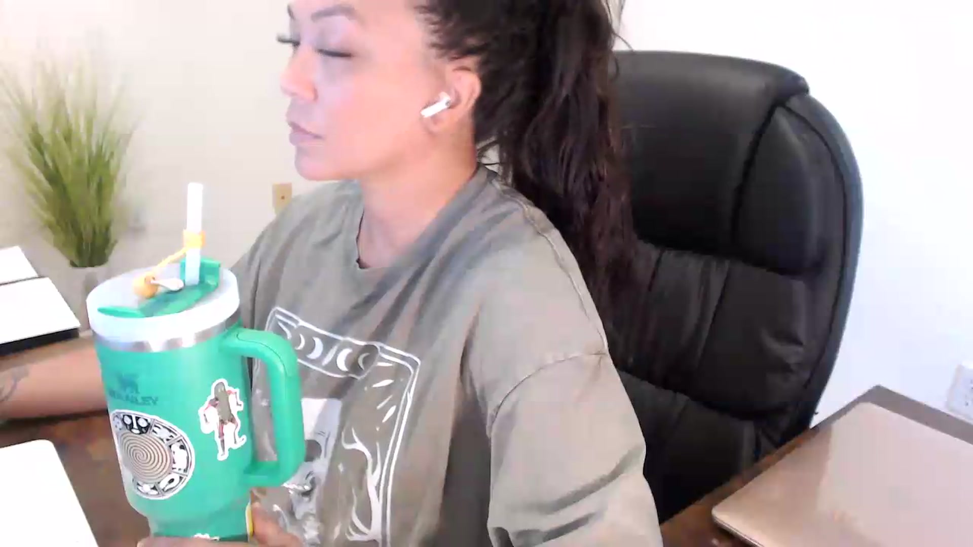 Gallery image thumbnail from MickaylaStar's myfreecams stream on, 07/16/2026, 18:08 image 20 of 20