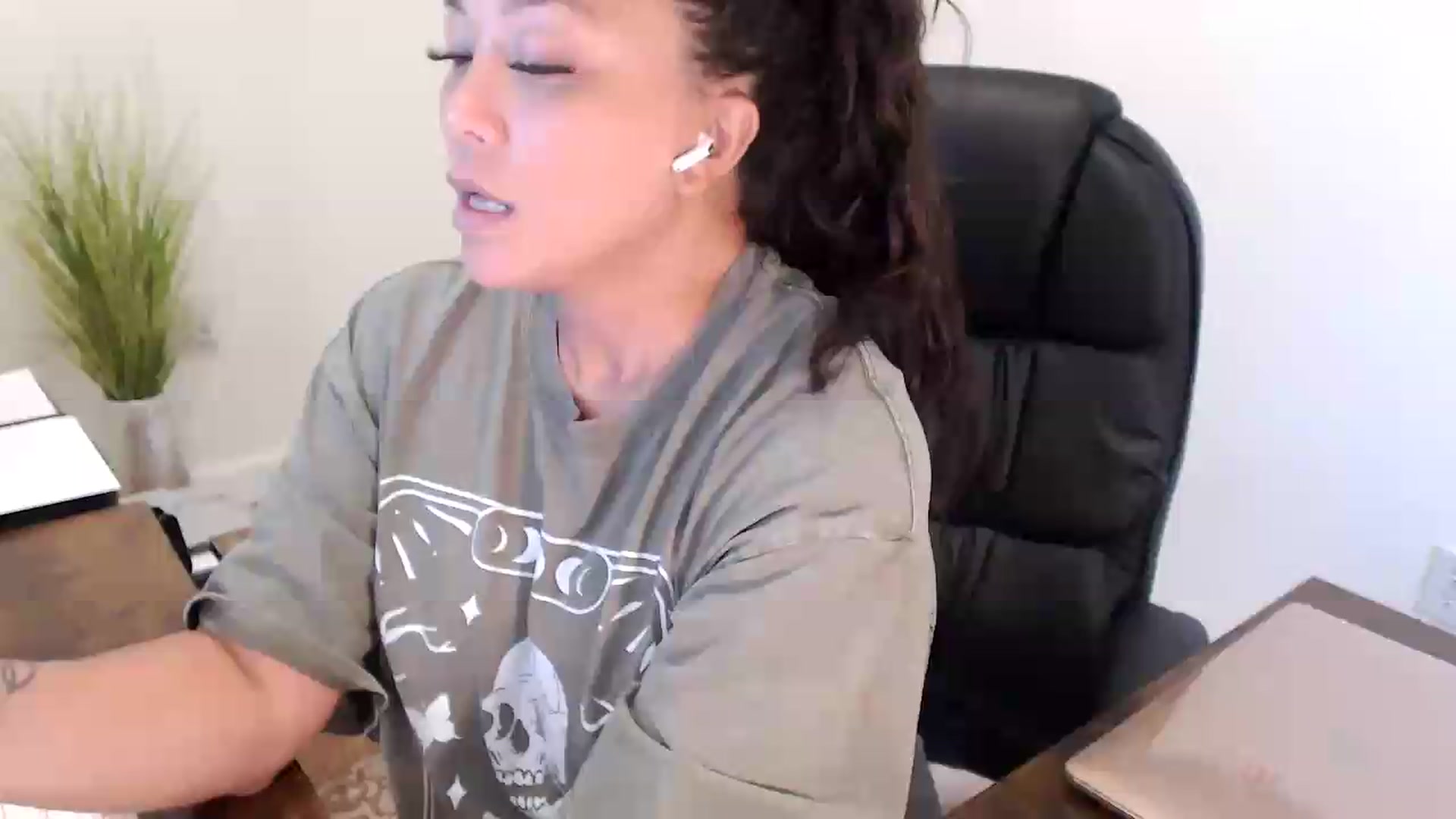Gallery image thumbnail from MickaylaStar's myfreecams stream on, 07/16/2026, 18:38 image 1 of 20