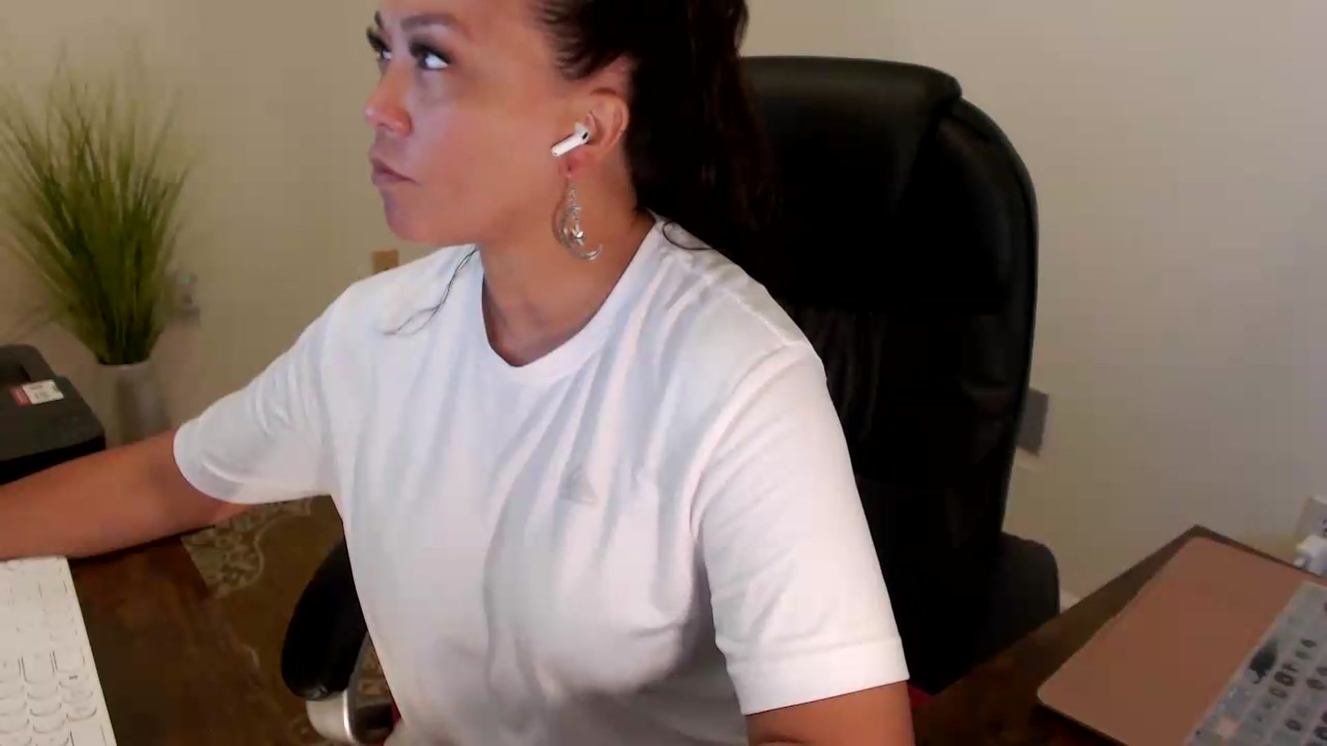 Gallery image thumbnail from MickaylaStar's myfreecams stream on, 07/17/2026, 15:48 image 8 of 20