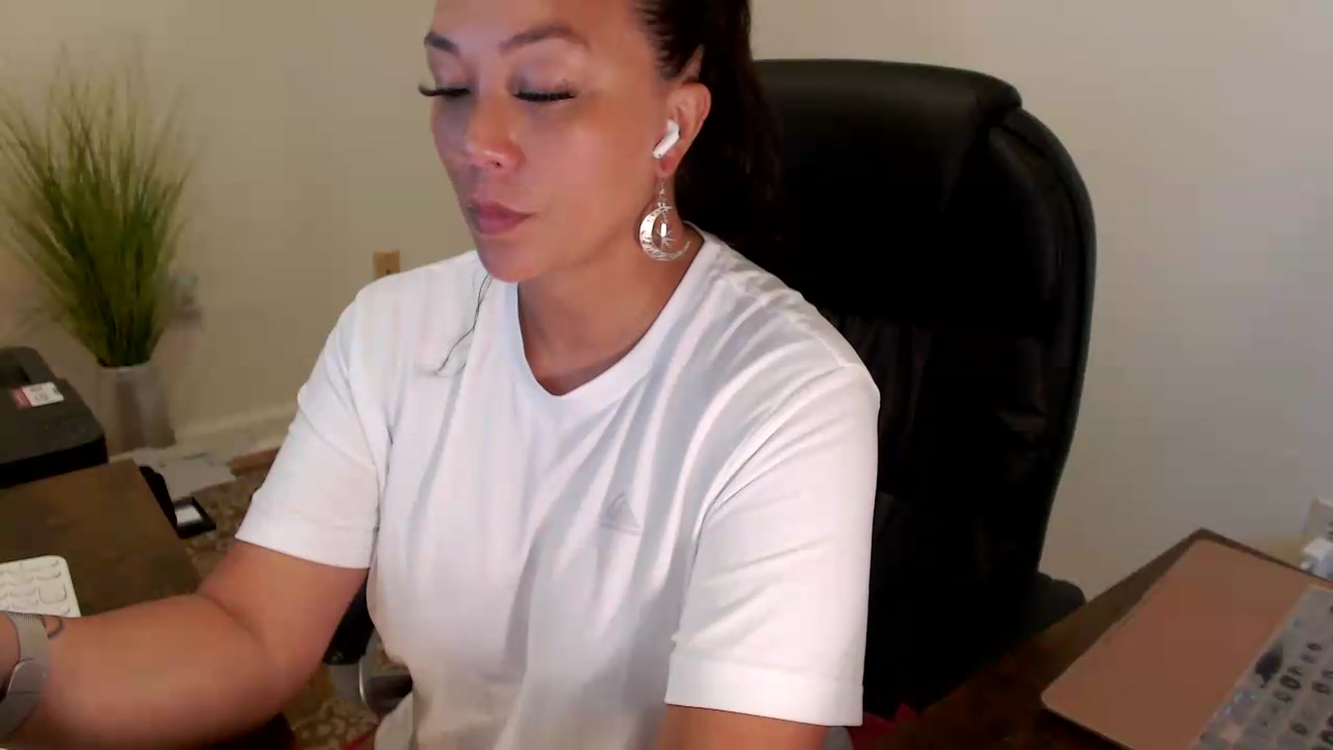 Gallery image thumbnail from MickaylaStar's myfreecams stream on, 07/17/2026, 15:48 image 18 of 20