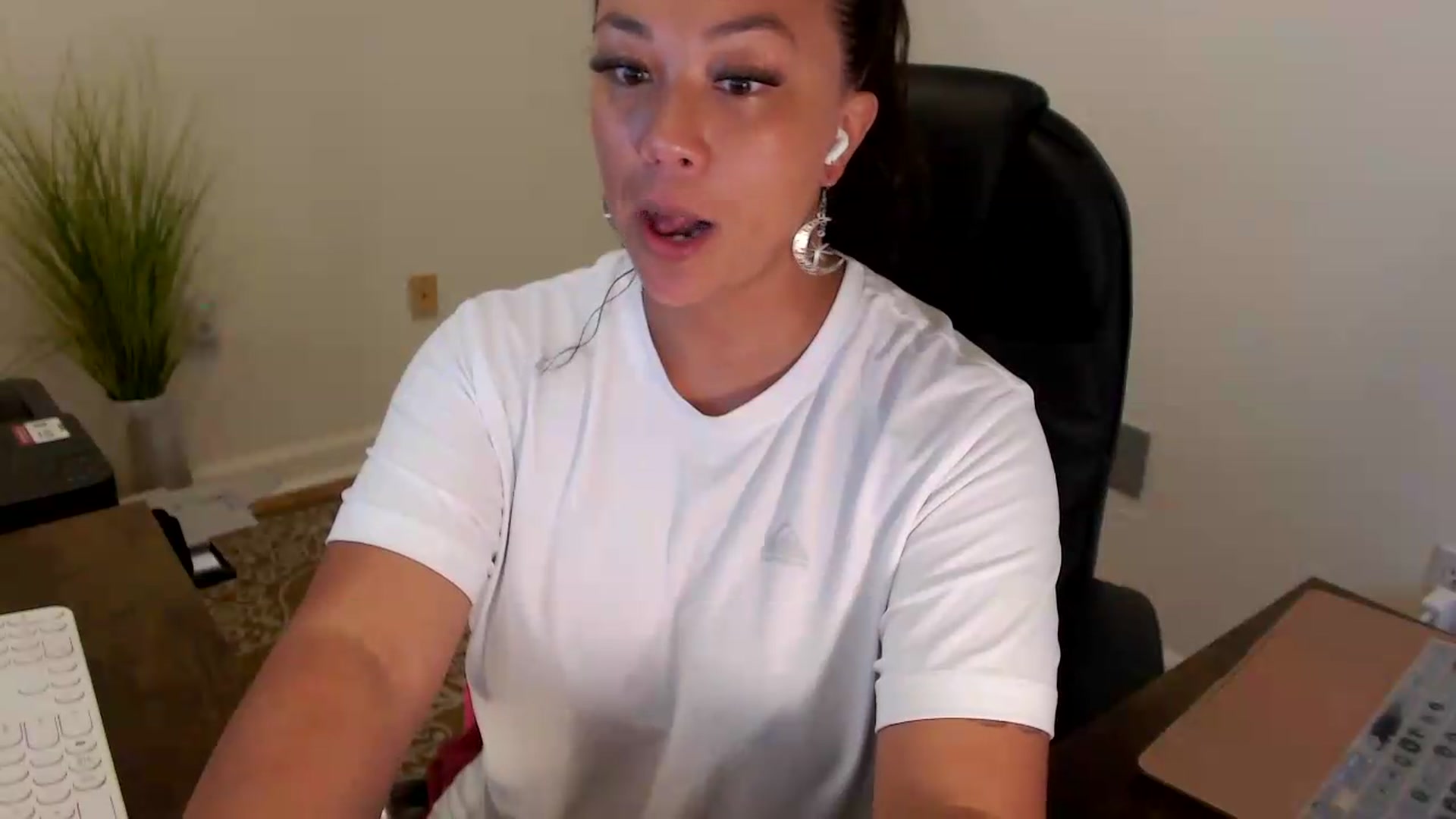 Gallery image thumbnail from MickaylaStar's myfreecams stream on, 07/17/2026, 15:48 image 4 of 20