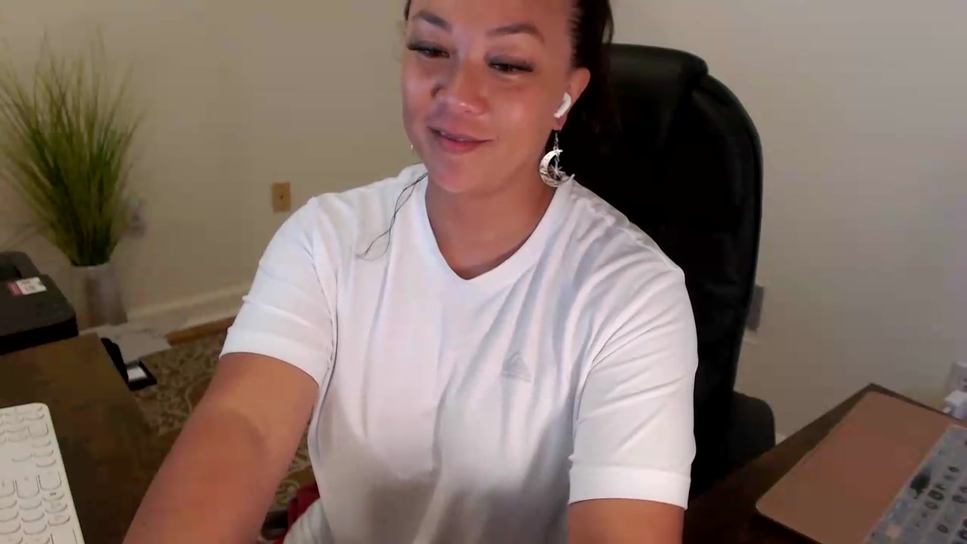 Gallery image thumbnail from MickaylaStar's myfreecams stream on, 07/17/2026, 15:48 image 14 of 20
