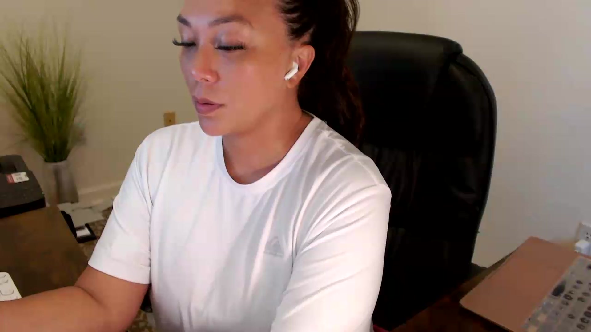 Gallery image thumbnail from MickaylaStar's myfreecams stream on, 07/20/2026, 17:00 image 7 of 20