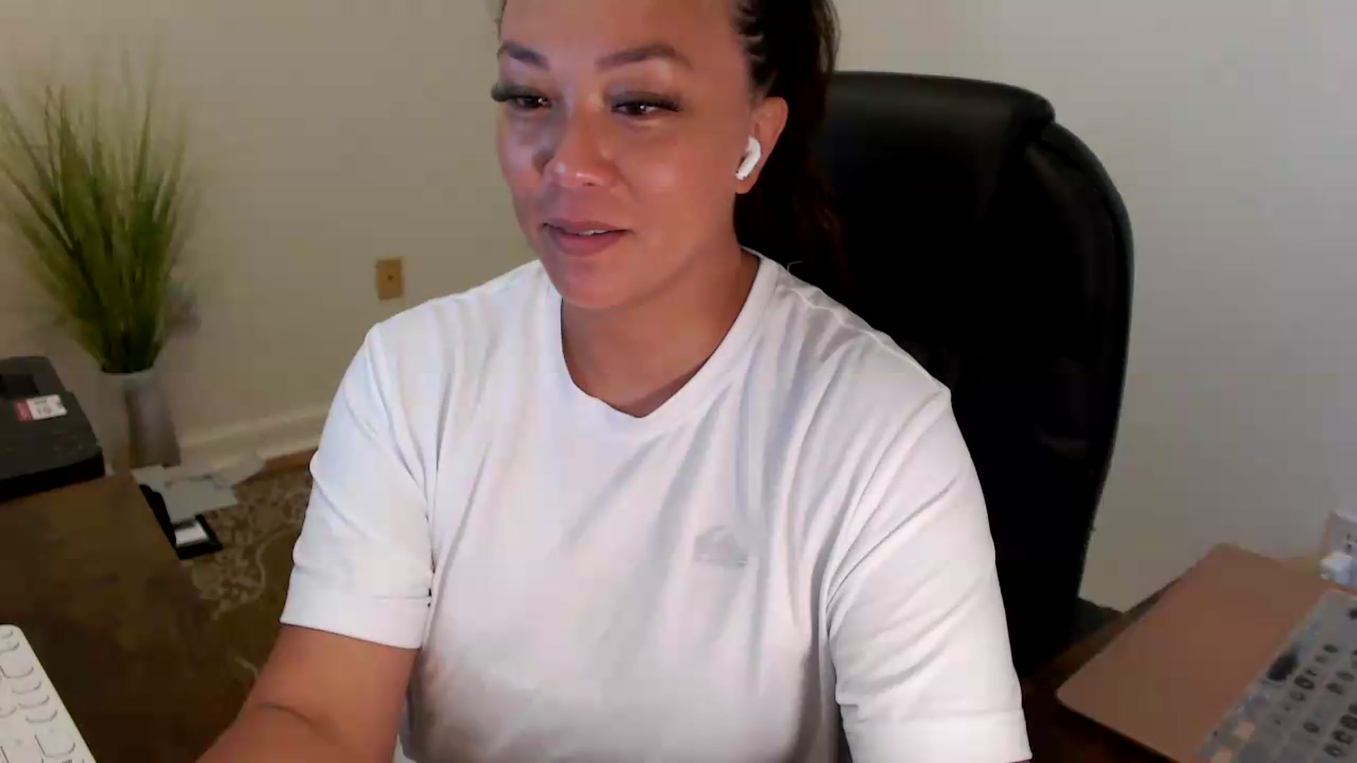 Gallery image thumbnail from MickaylaStar's myfreecams stream on, 07/20/2026, 17:00 image 16 of 20