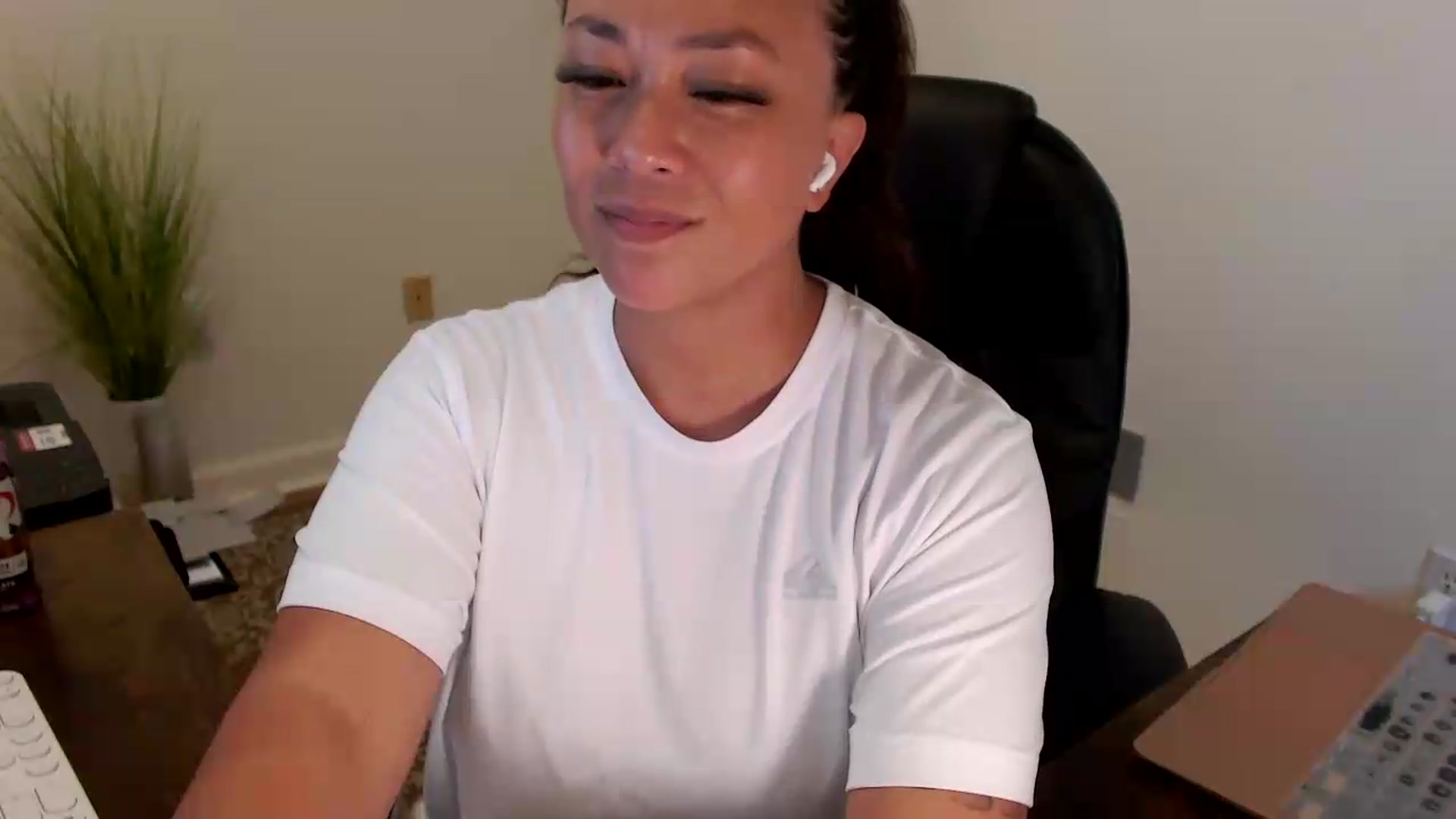 Gallery image thumbnail from MickaylaStar's myfreecams stream on, 07/20/2026, 17:00 image 6 of 20