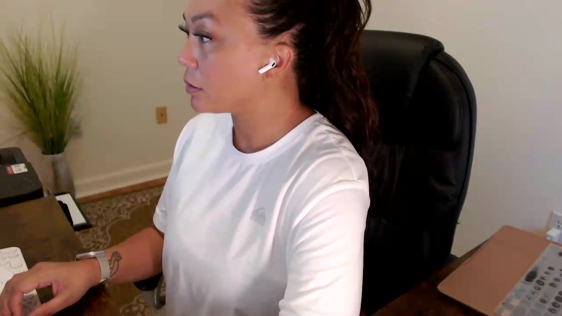 Gallery image thumbnail from MickaylaStar's myfreecams stream on, 07/20/2026, 17:00 image 2 of 20