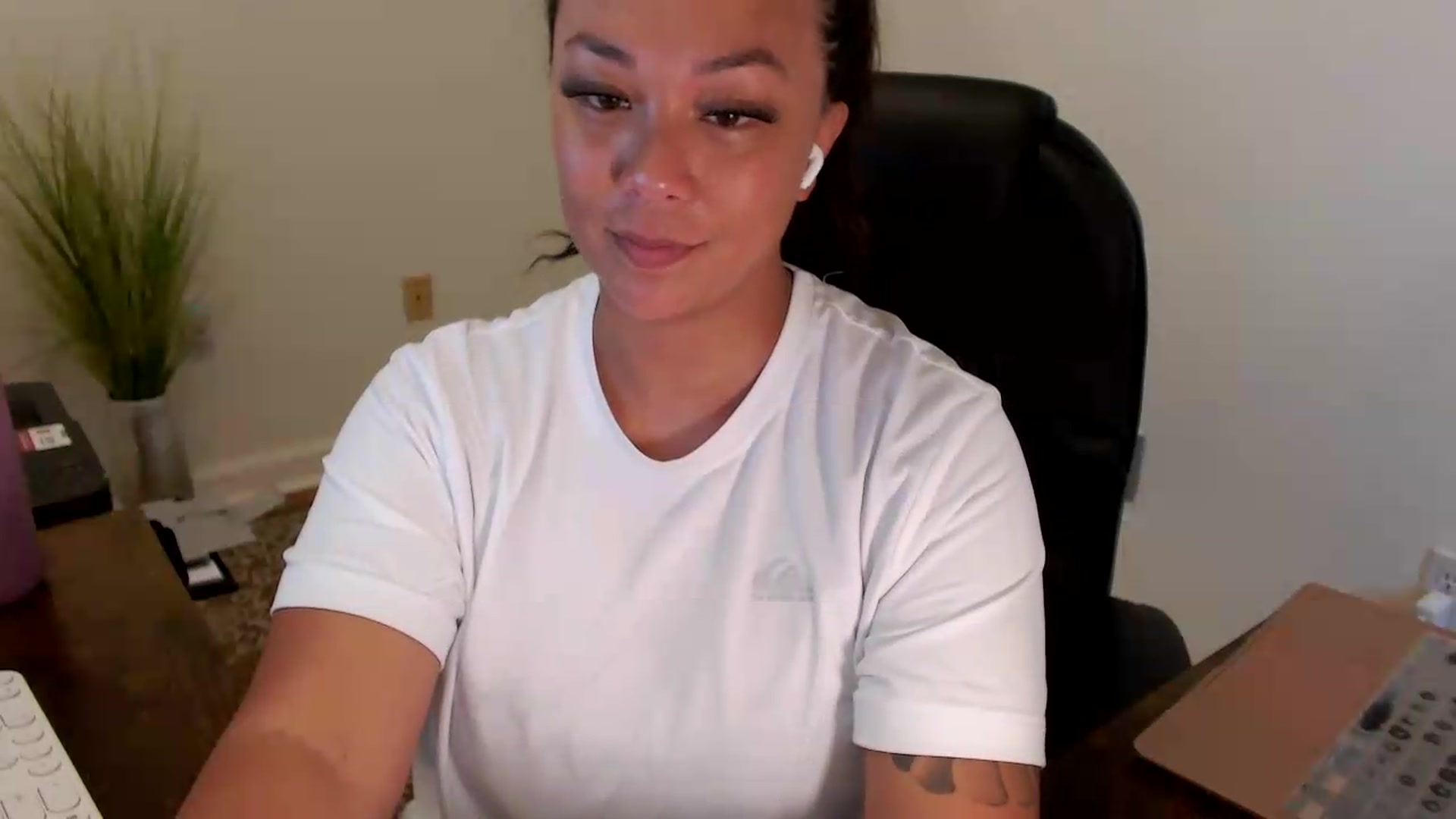 Gallery image thumbnail from MickaylaStar's myfreecams stream on, 07/20/2026, 17:00 image 20 of 20