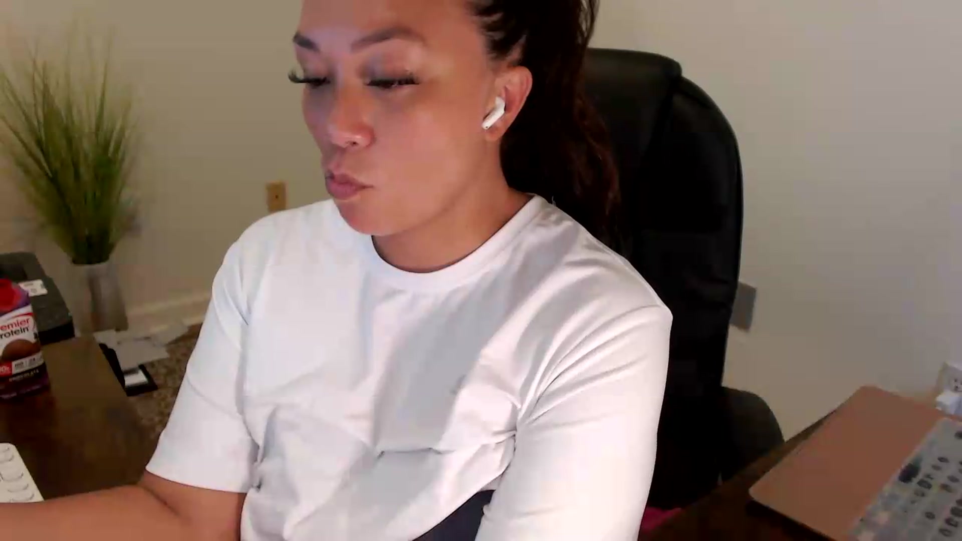 Gallery image thumbnail from MickaylaStar's myfreecams stream on, 07/20/2026, 17:00 image 4 of 20