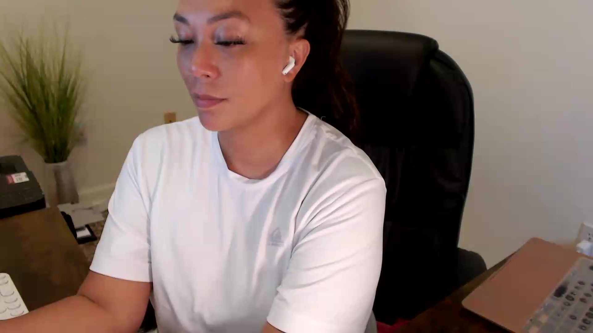 Gallery image thumbnail from MickaylaStar's myfreecams stream on, 07/20/2026, 17:00 image 10 of 20