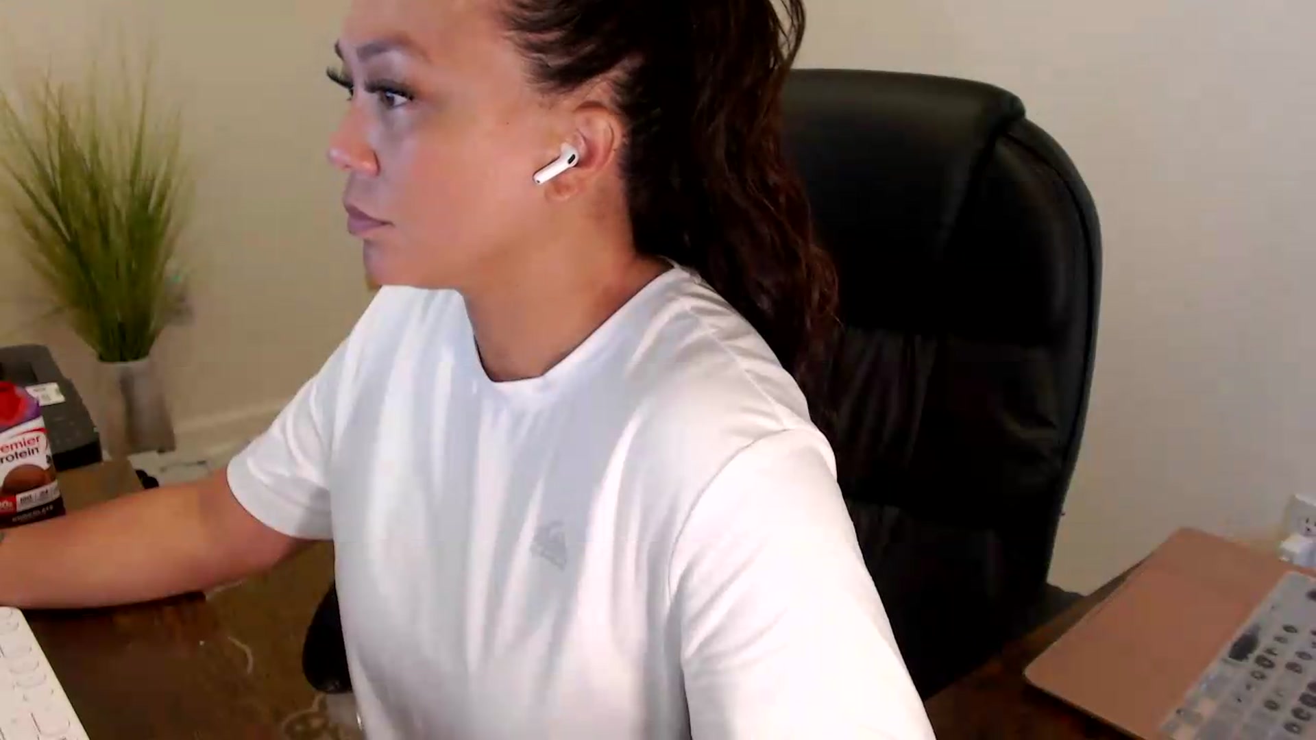 Gallery image thumbnail from MickaylaStar's myfreecams stream on, 07/20/2026, 17:00 image 3 of 20