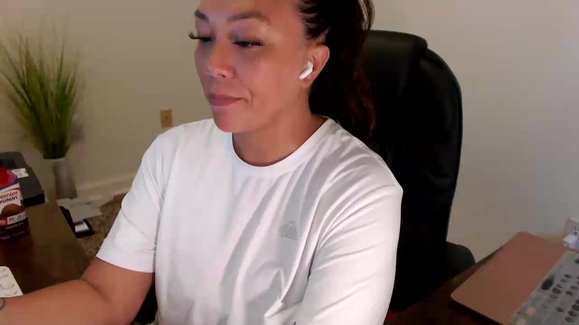 Gallery image thumbnail from MickaylaStar's myfreecams stream on, 07/20/2026, 17:00 image 5 of 20