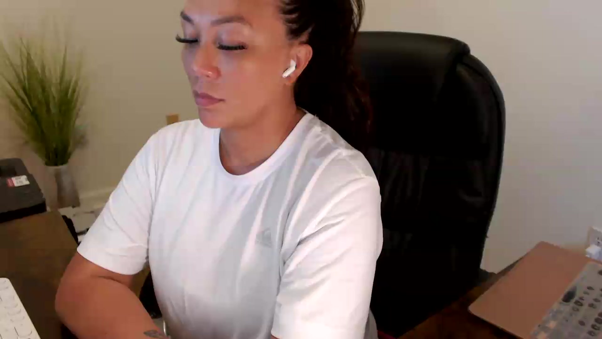 Gallery image thumbnail from MickaylaStar's myfreecams stream on, 07/20/2026, 17:00 image 9 of 20