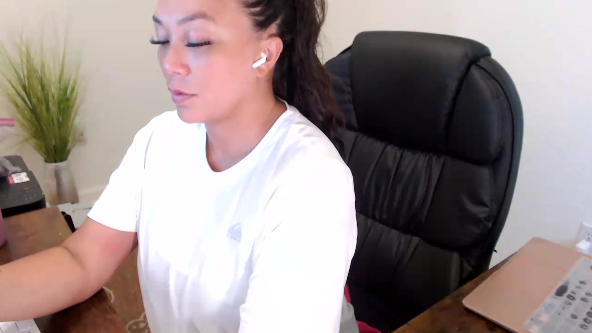 Gallery image thumbnail from MickaylaStar's myfreecams stream on, 07/20/2026, 17:44 image 11 of 20