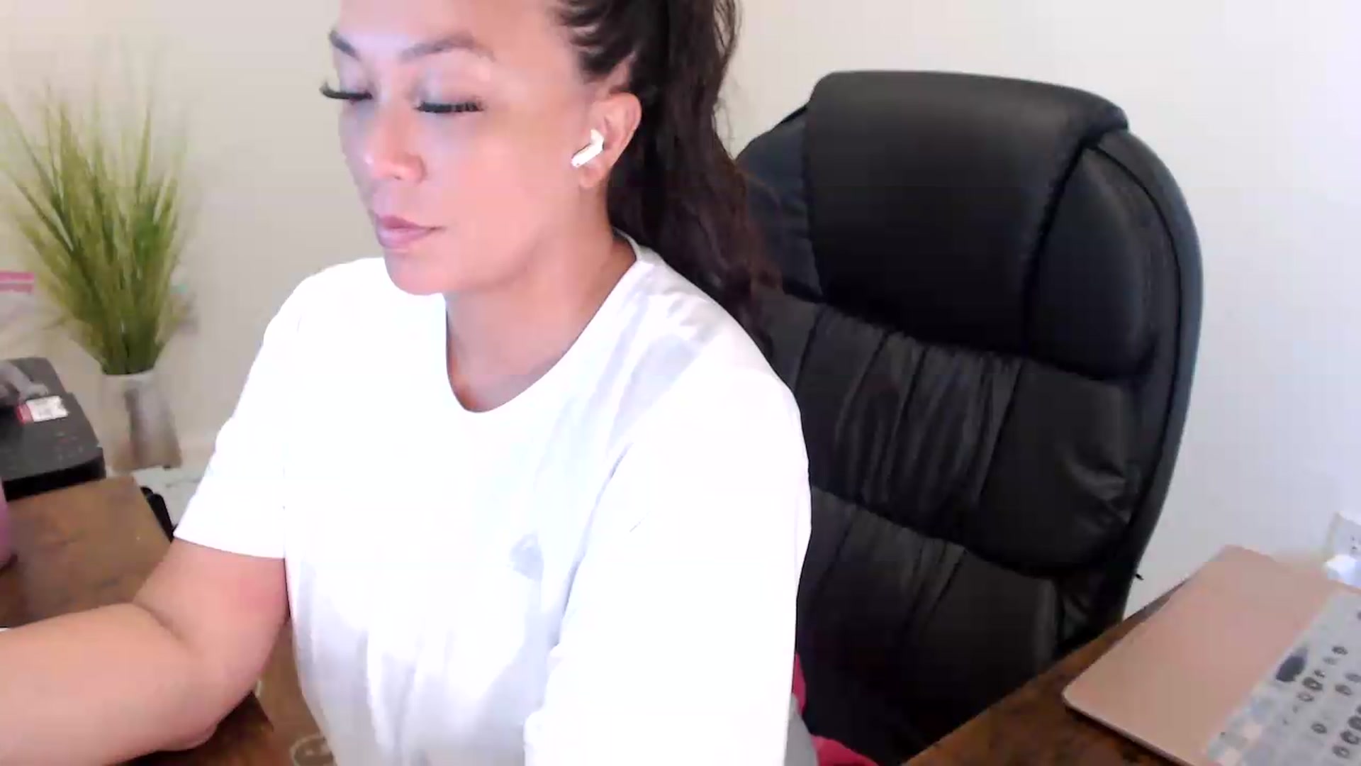 Gallery image thumbnail from MickaylaStar's myfreecams stream on, 07/20/2026, 17:44 image 7 of 20